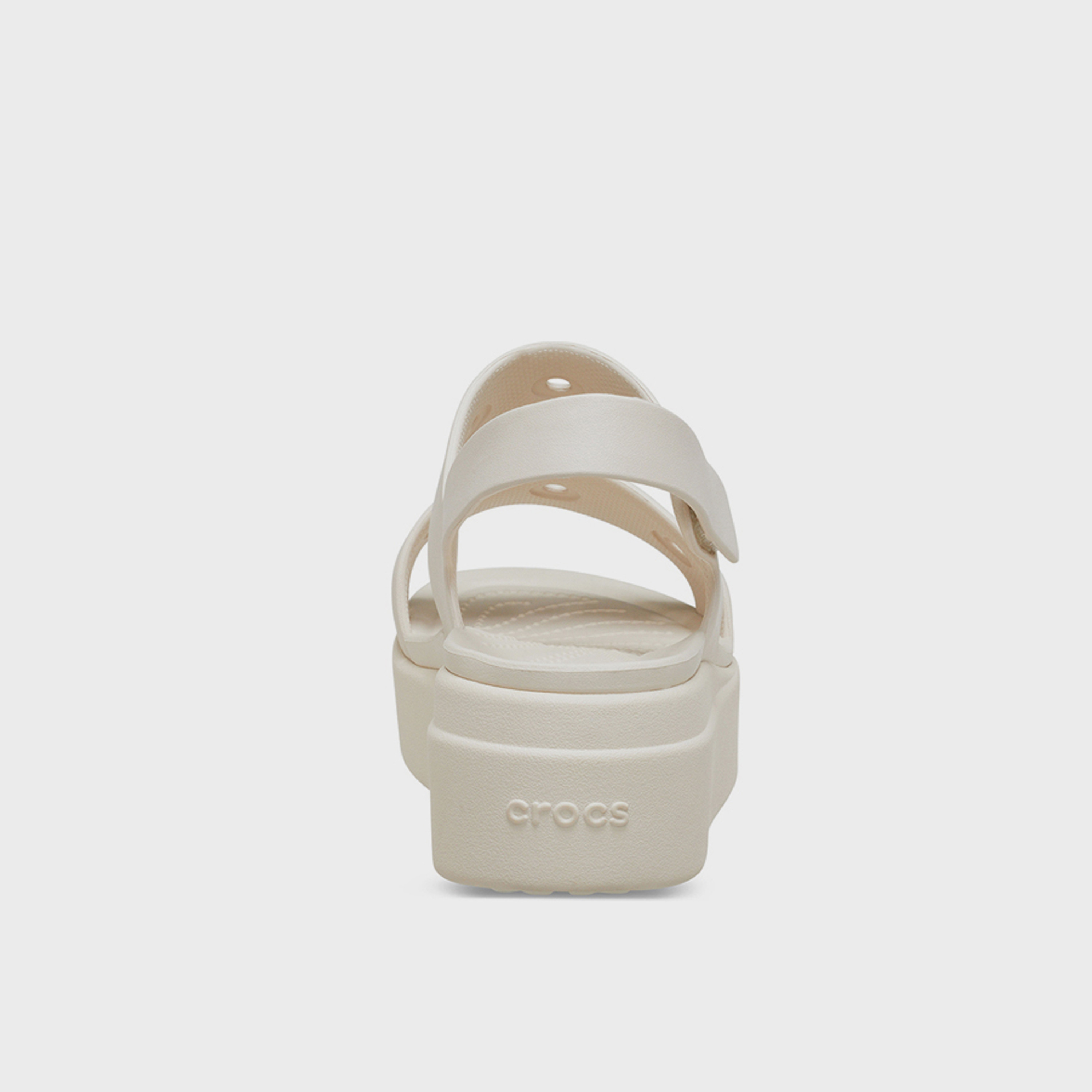 كروكس - صندل بروكلين 4يو للنساء حزام منصة بإبزيم لاصق | 210676-160-women-shoes-sandals-flats-image-4