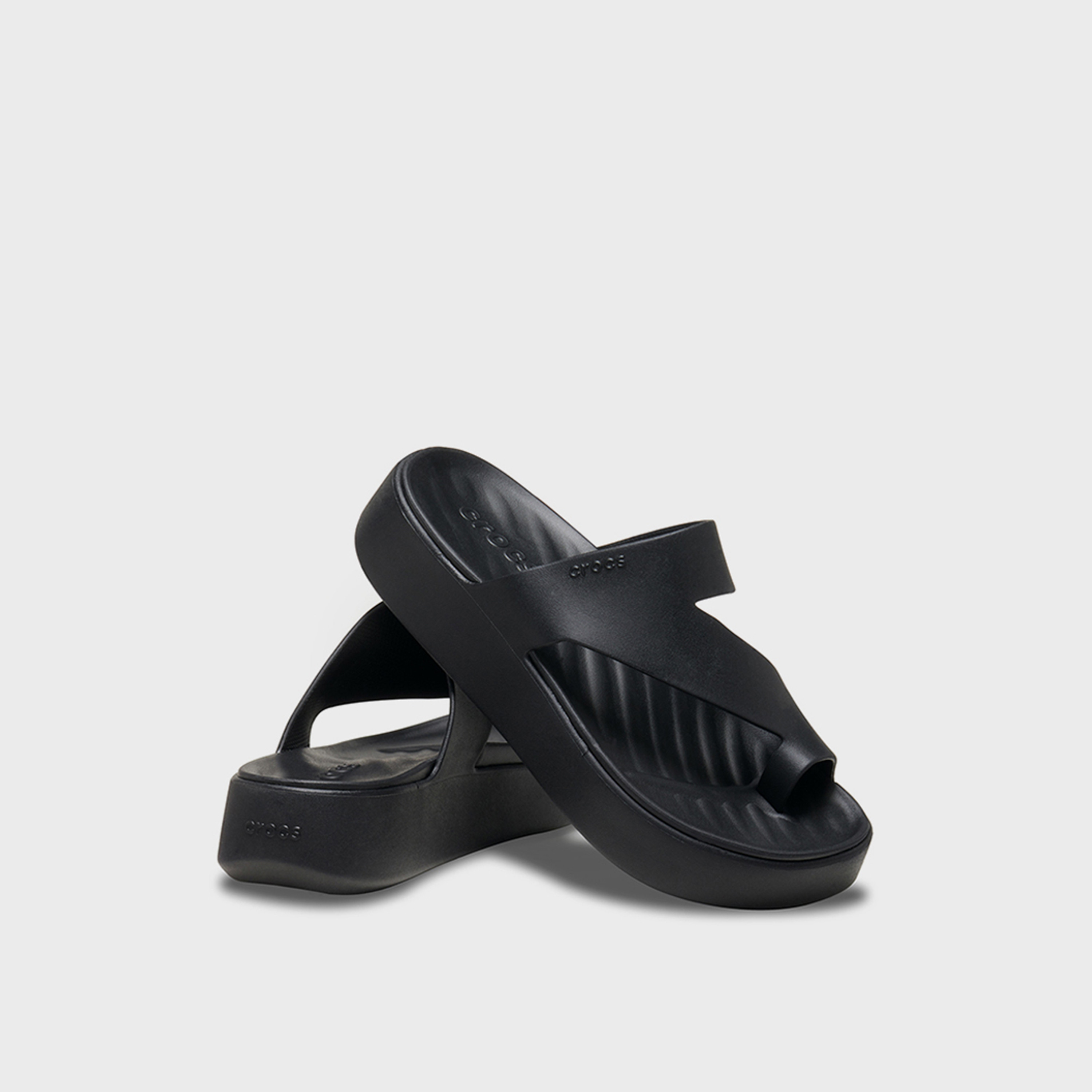 كروكس- شبشب سهل الارتداء بمقدمة مفتوحة ونعل سميك للنساء | 210834-001-women-shoes-flipflopsandslides-image-1