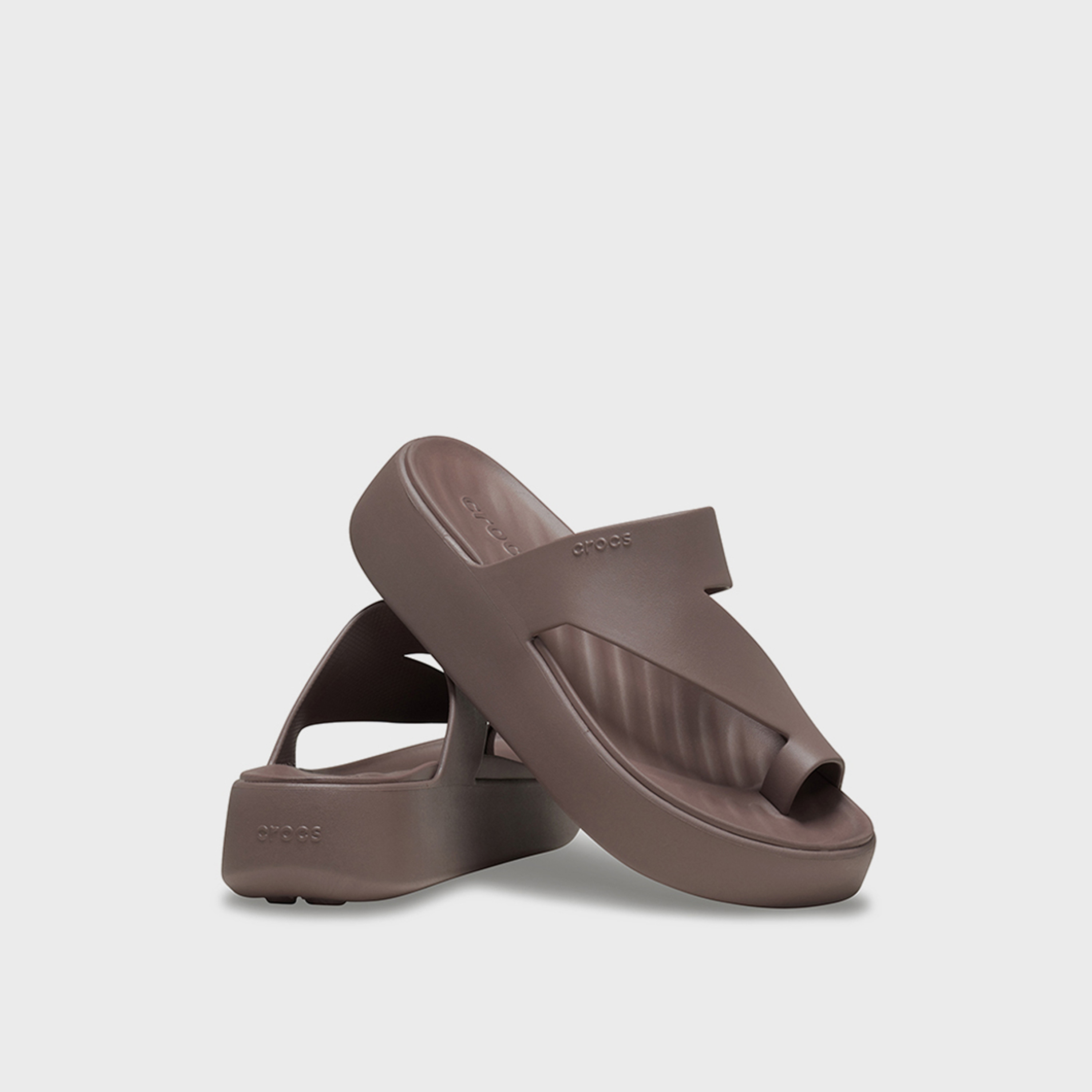 كروكس- شبشب سهل الارتداء بمقدمة مفتوحة ونعل سميك للنساء | 210834-0LF-women-shoes-flipflopsandslides-image-1