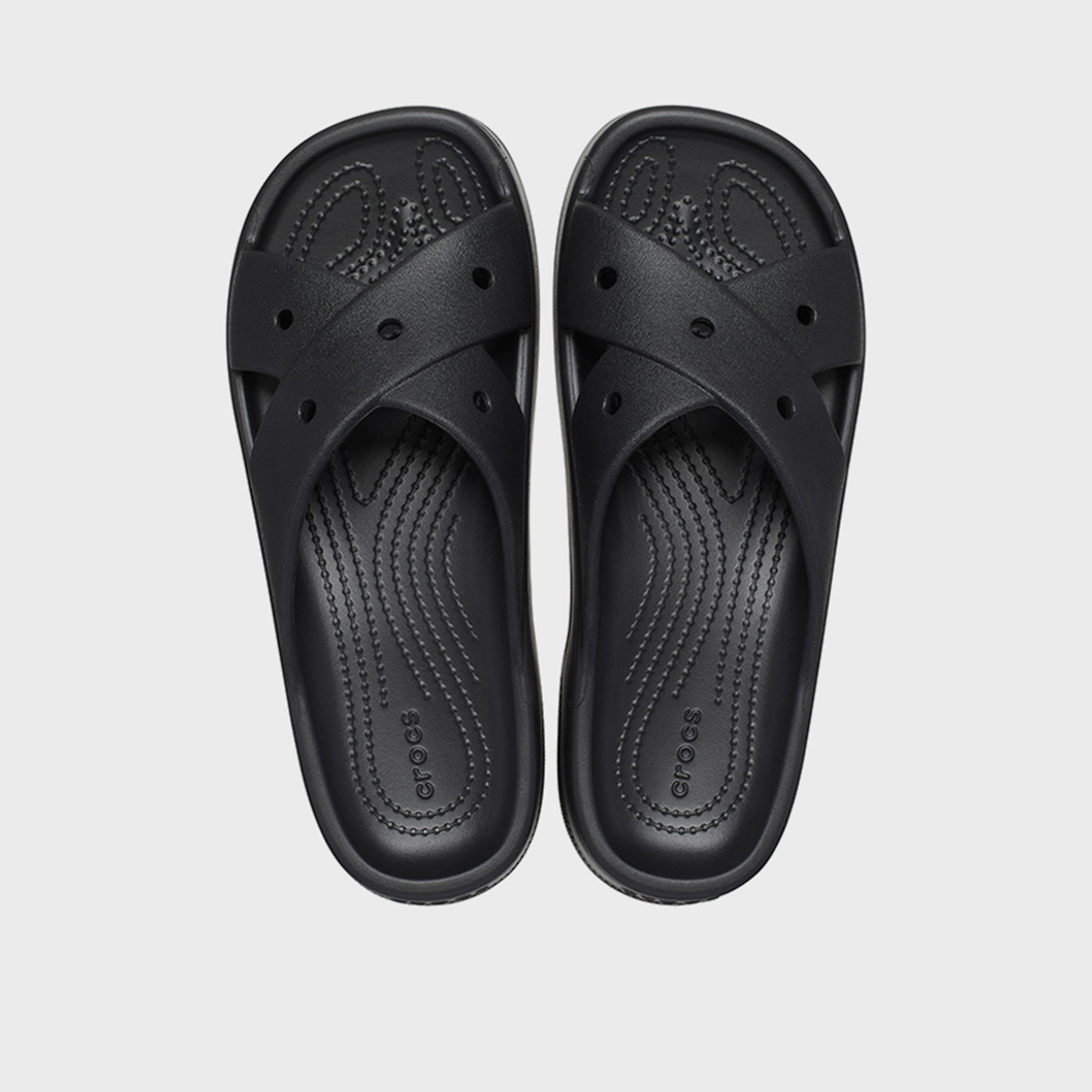 كروكس- شبشب كلاسيكي سهل الارتداء بأحزمة متقاطعة للنساء | 210840-001-women-shoes-flipflopsandslides-image-2