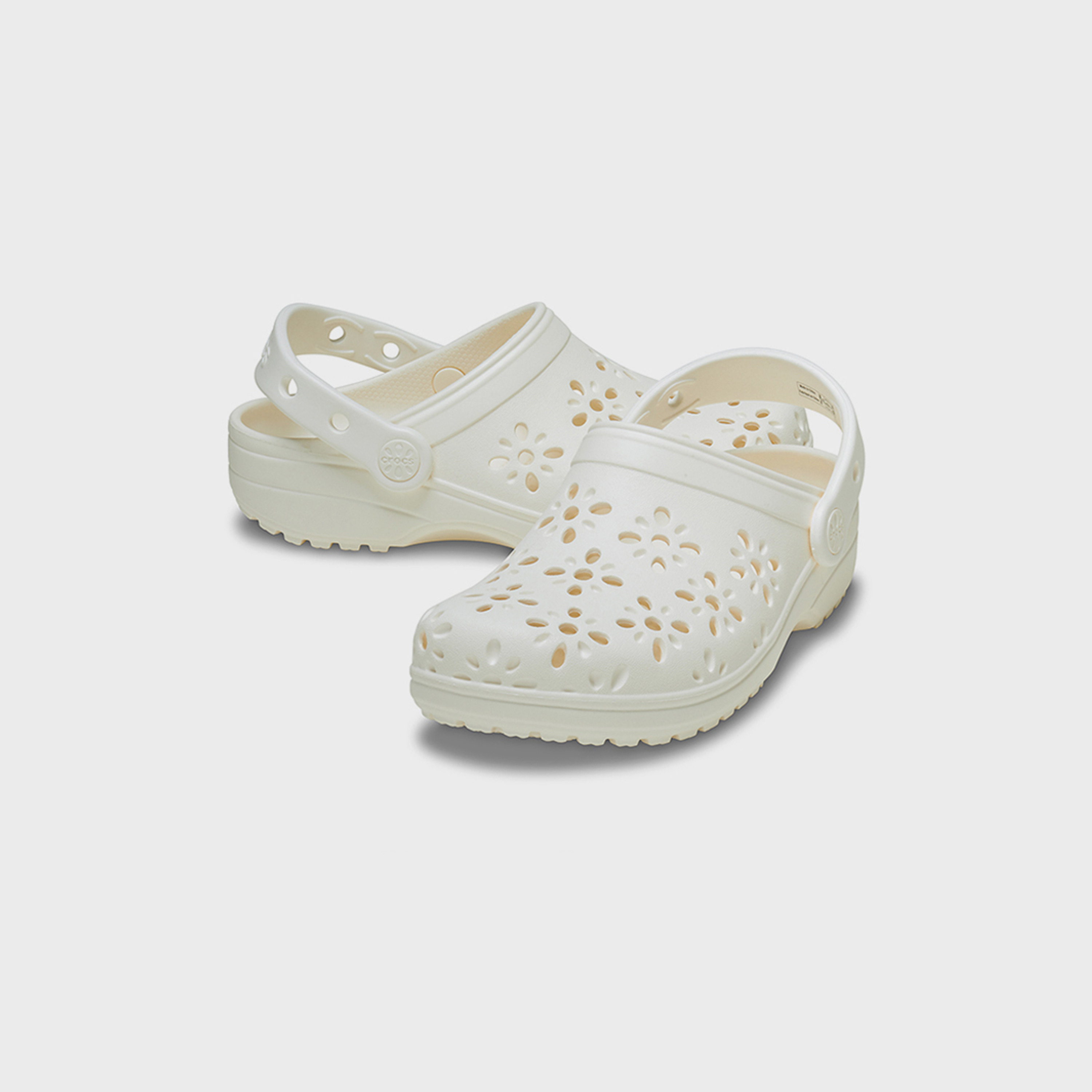 كروكس حذاء كلاسيكي سهل الارتداء بنقشة الزهور المفرغة للأطفال | 210944-0WV-girls-shoes-sandals-image-1