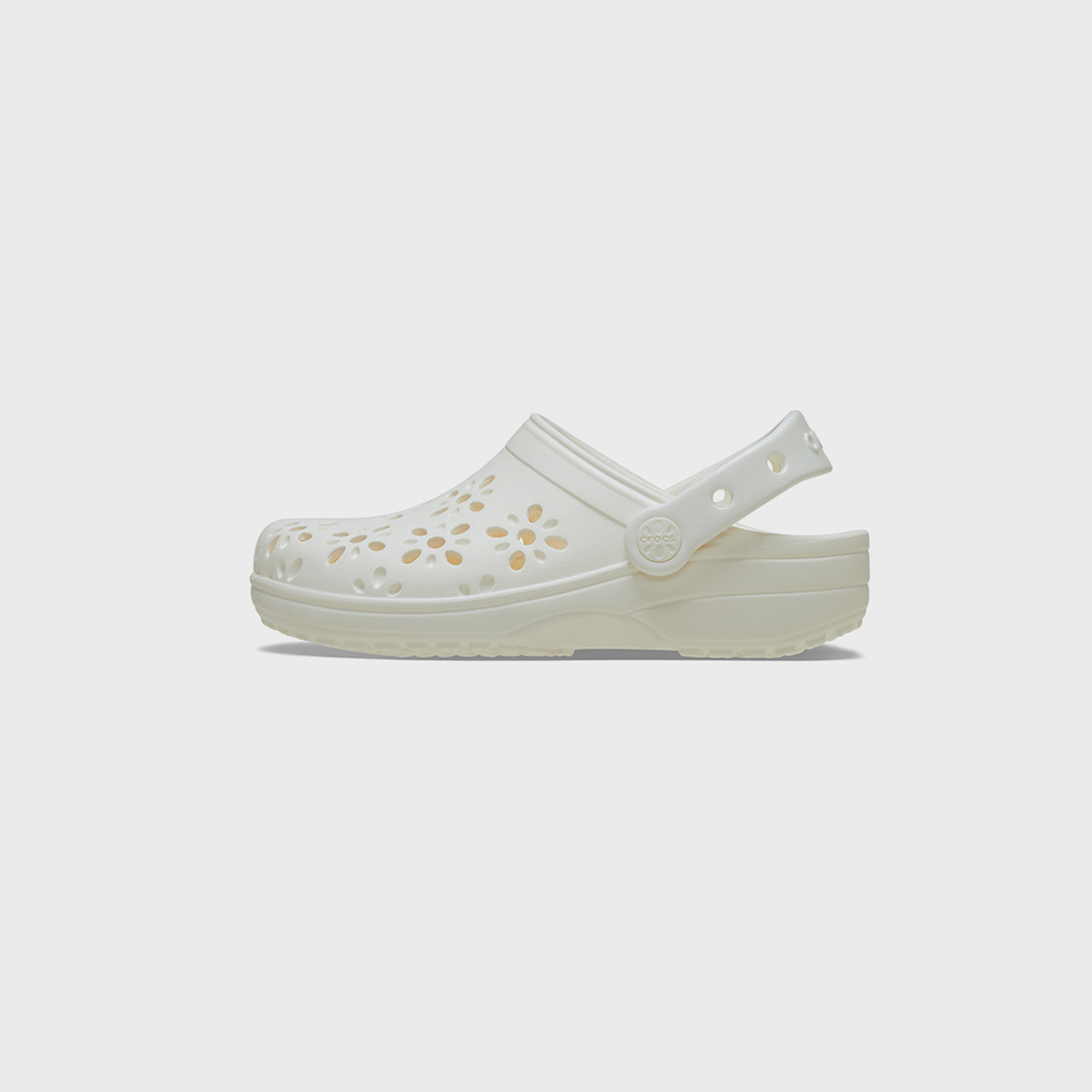 كروكس حذاء كلاسيكي سهل الارتداء بنقشة الزهور المفرغة للأطفال | 210944-0WV-girls-shoes-sandals-image-6