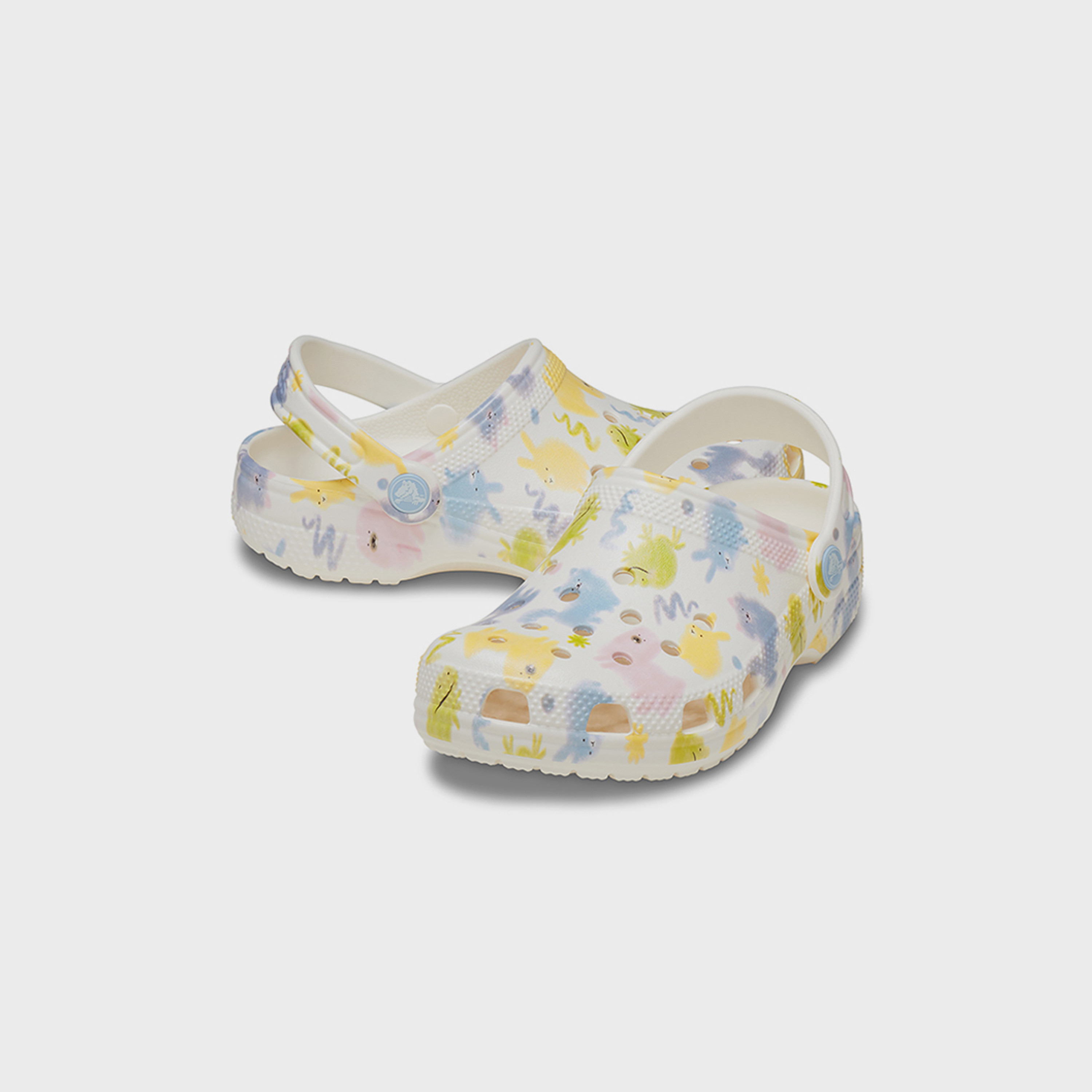كروكس حذاء كلاسيكي سهل الارتداء بنقشة حيوانات الباستيل للأطفال | 210989-0WV-boys-shoes-sandals-image-1