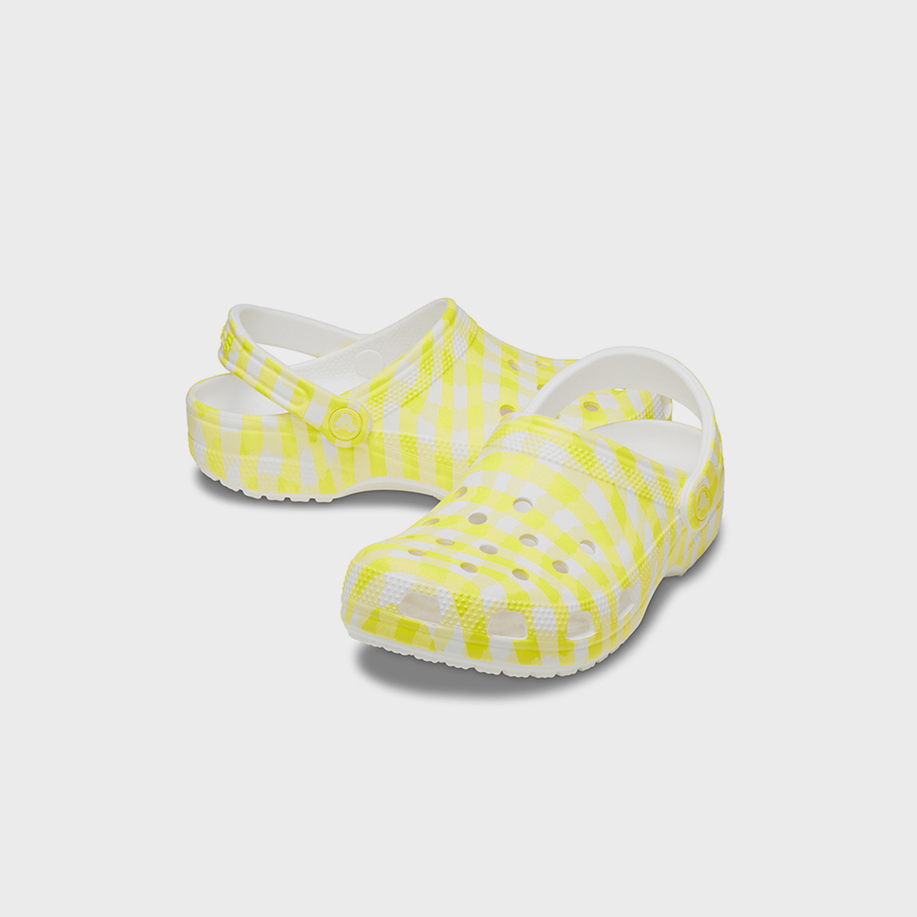 كروكس حذاء كلاسيكي سهل الارتداء بنقشة المربعات للجنسين | 211006-78R-women-shoes-sandals-flats-image-1