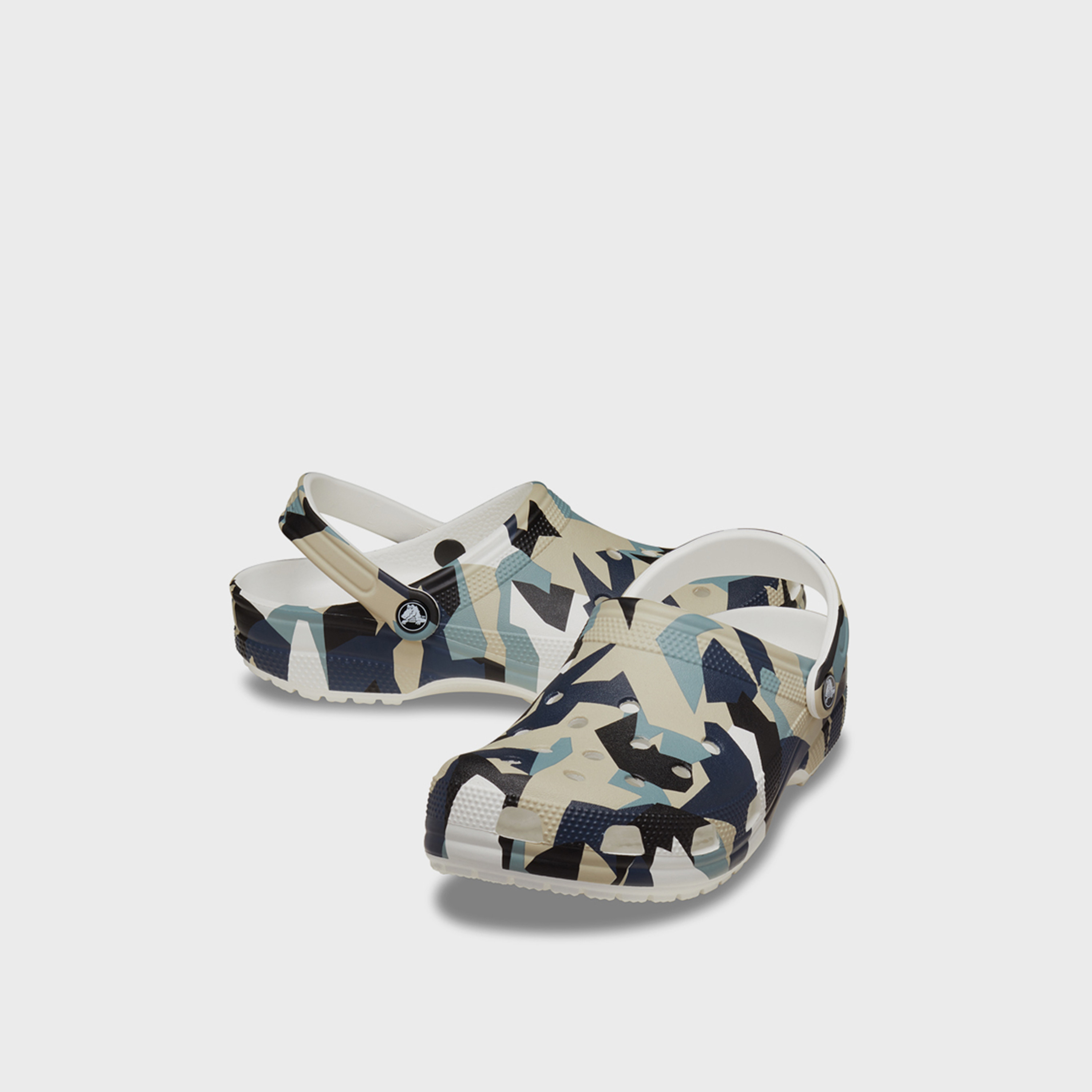 كروكس- شبشب جيو مموّه سهل الارتداء للجنسين | 211009-94S-women-shoes-flipflopsandslides-image-1