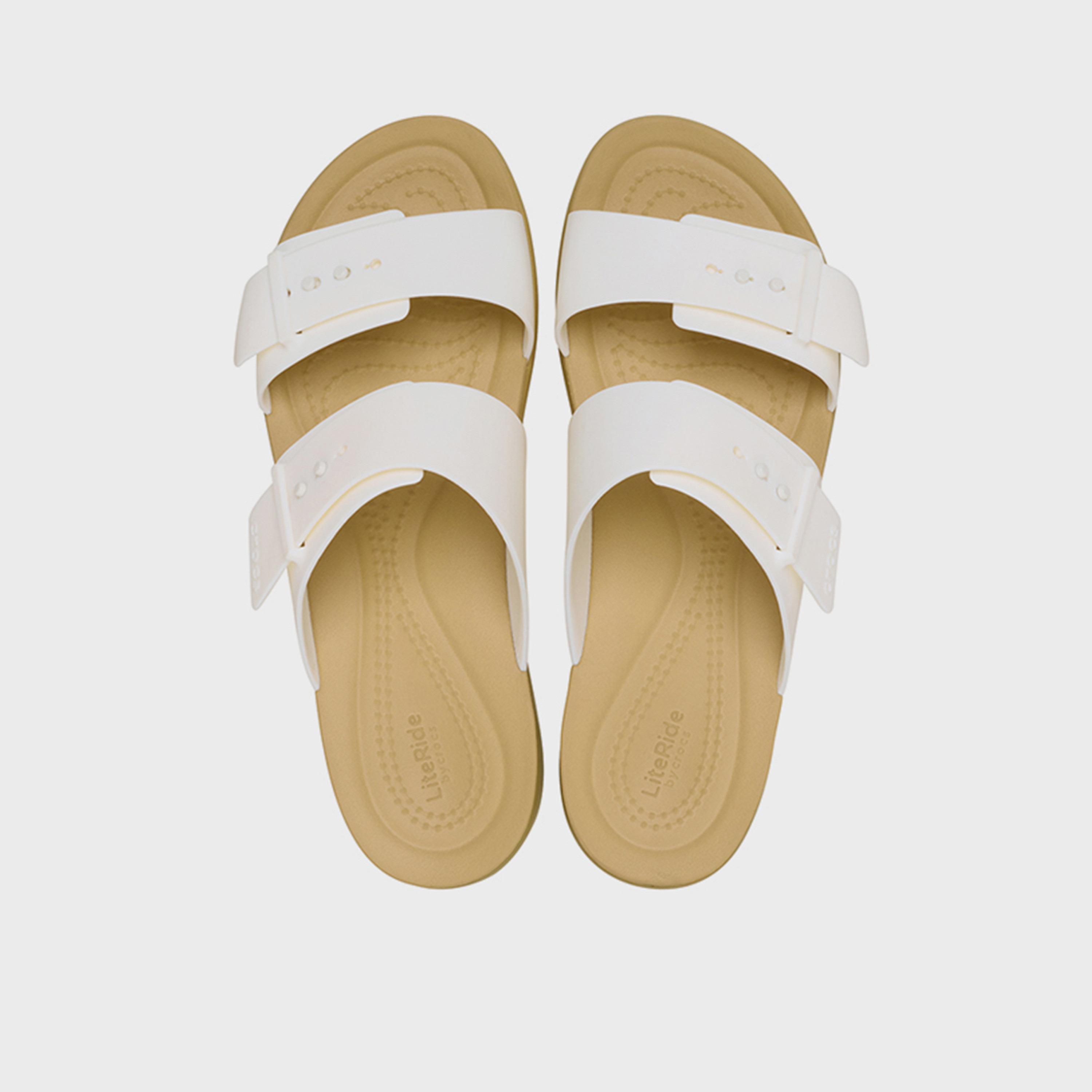 كروكس - صندل بروكلين نسائي سهل الارتداء بإبزيم | 211215-00O-women-shoes-sandals-flats-image-4
