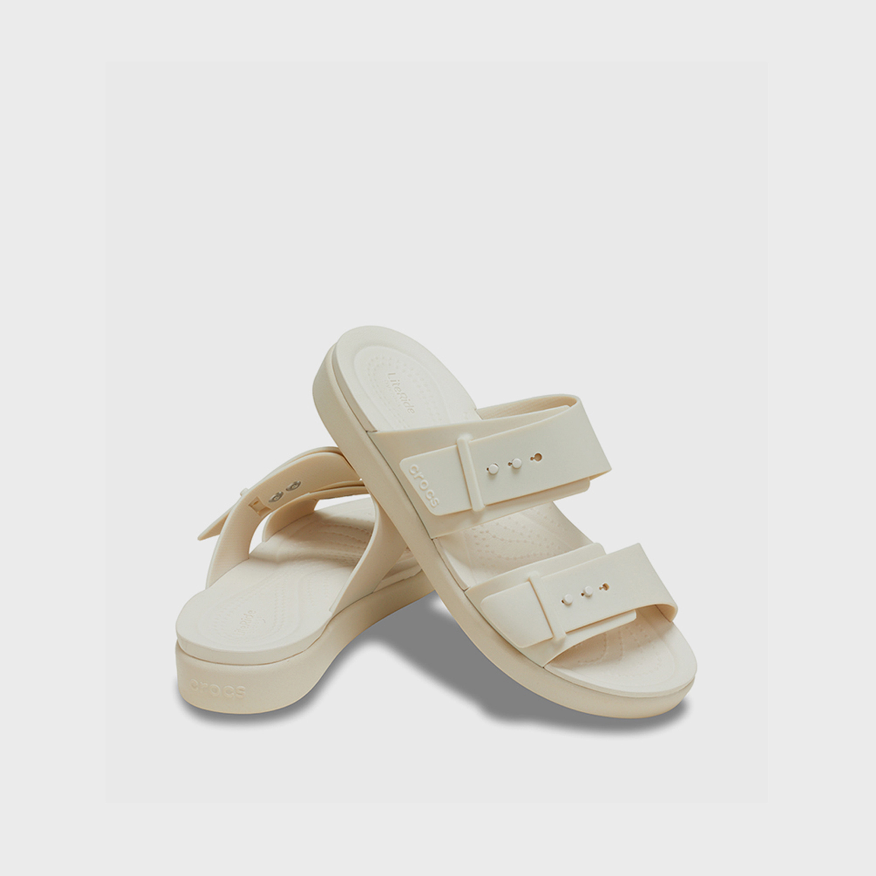 كروكس - صندل بروكلين نسائي سهل الارتداء بإبزيم | 211215-0LH-women-shoes-sandals-flats-image-1