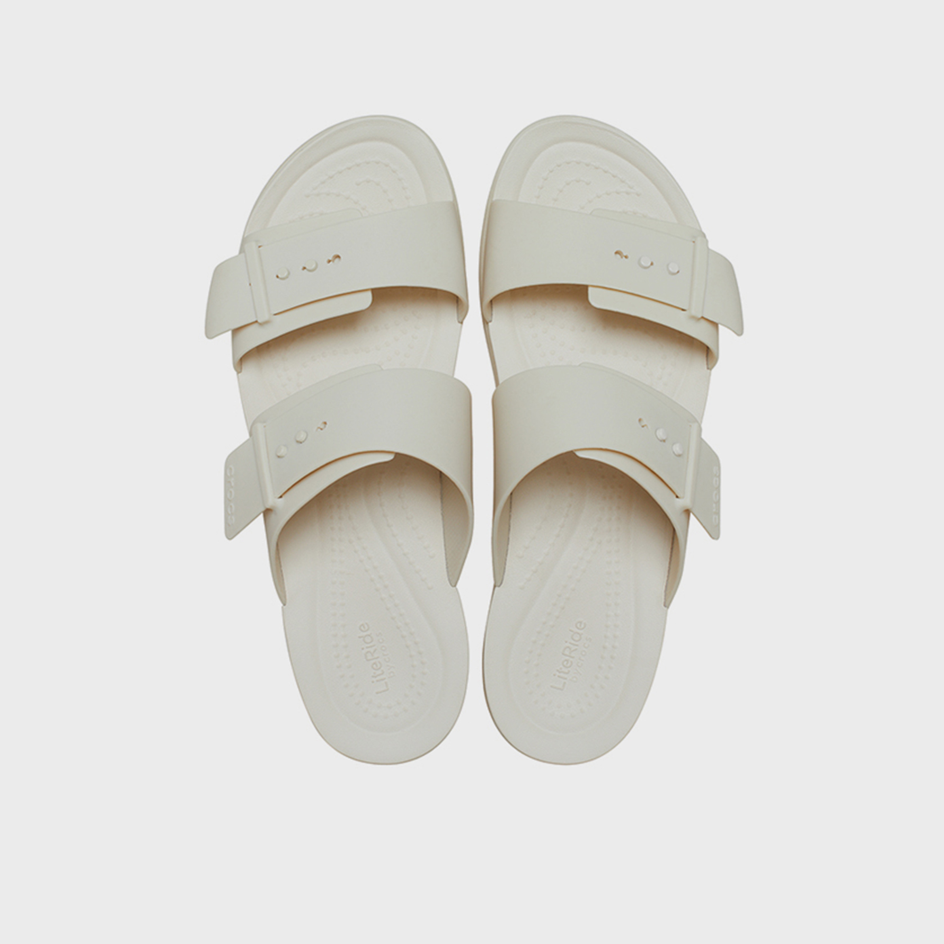 كروكس - صندل بروكلين نسائي سهل الارتداء بإبزيم | 211215-0LH-women-shoes-sandals-flats-image-4