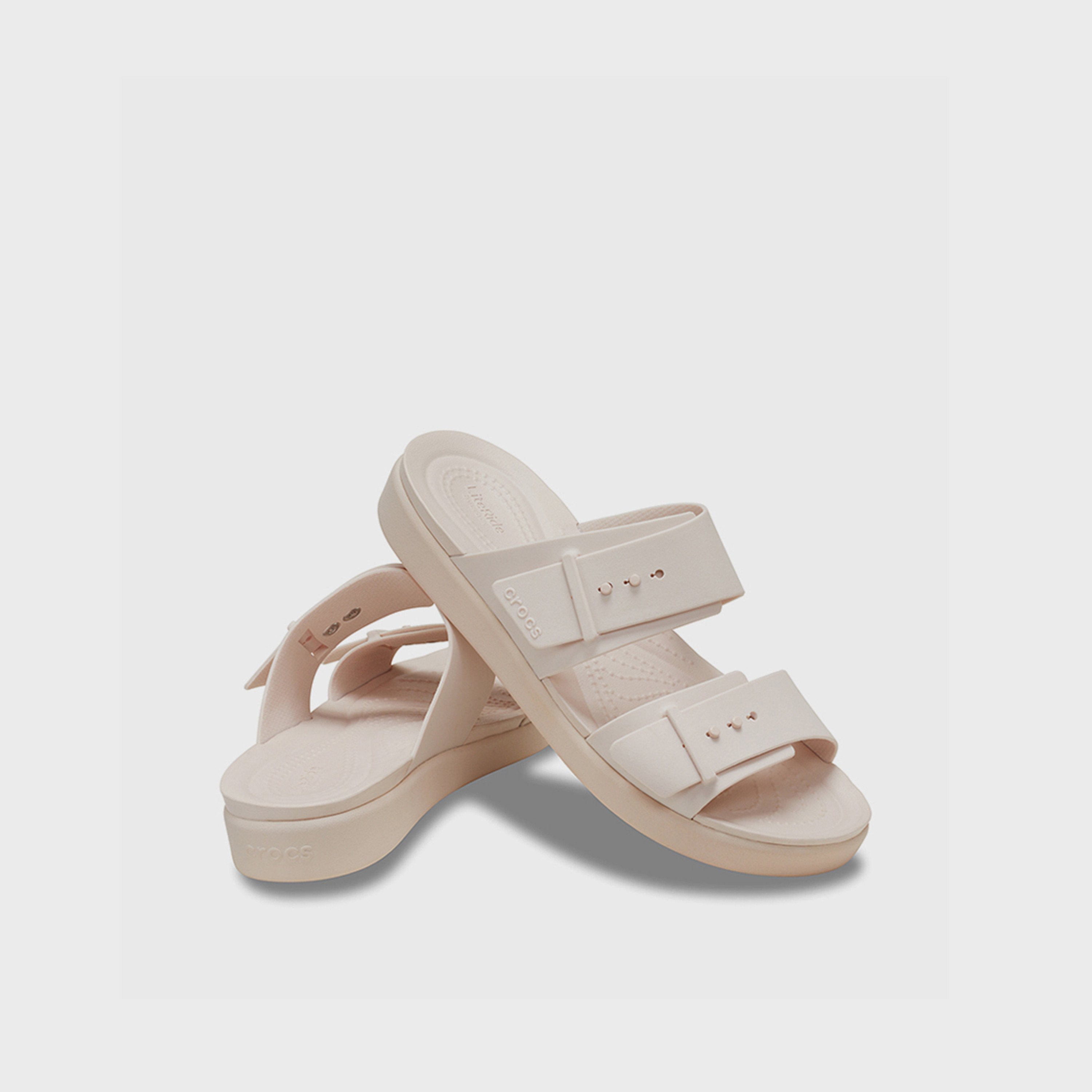كروكس - صندل بروكلين نسائي سهل الارتداء بإبزيم | 211215-6UR-women-shoes-sandals-flats-image-1