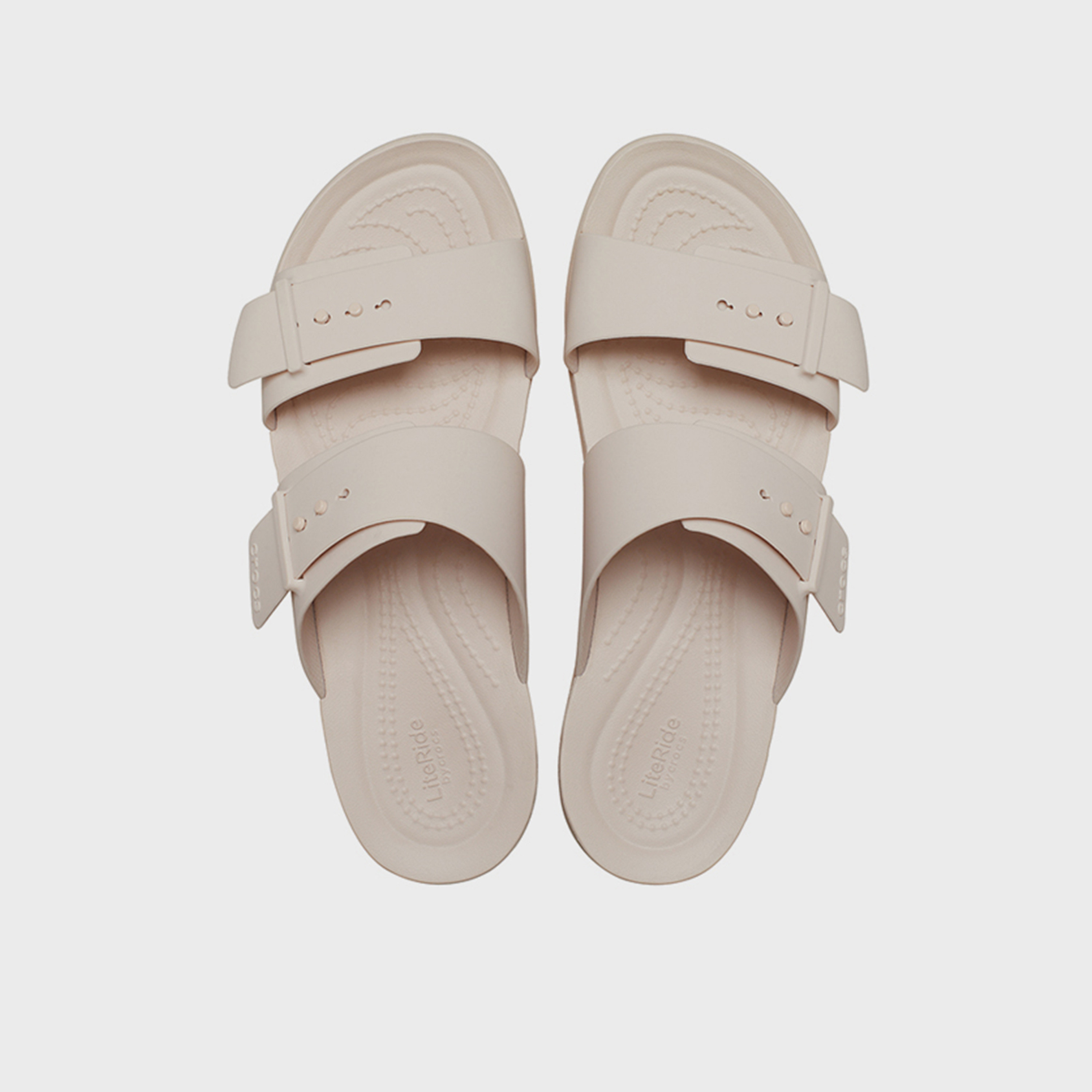 كروكس - صندل بروكلين نسائي سهل الارتداء بإبزيم | 211215-6UR-women-shoes-sandals-flats-image-4