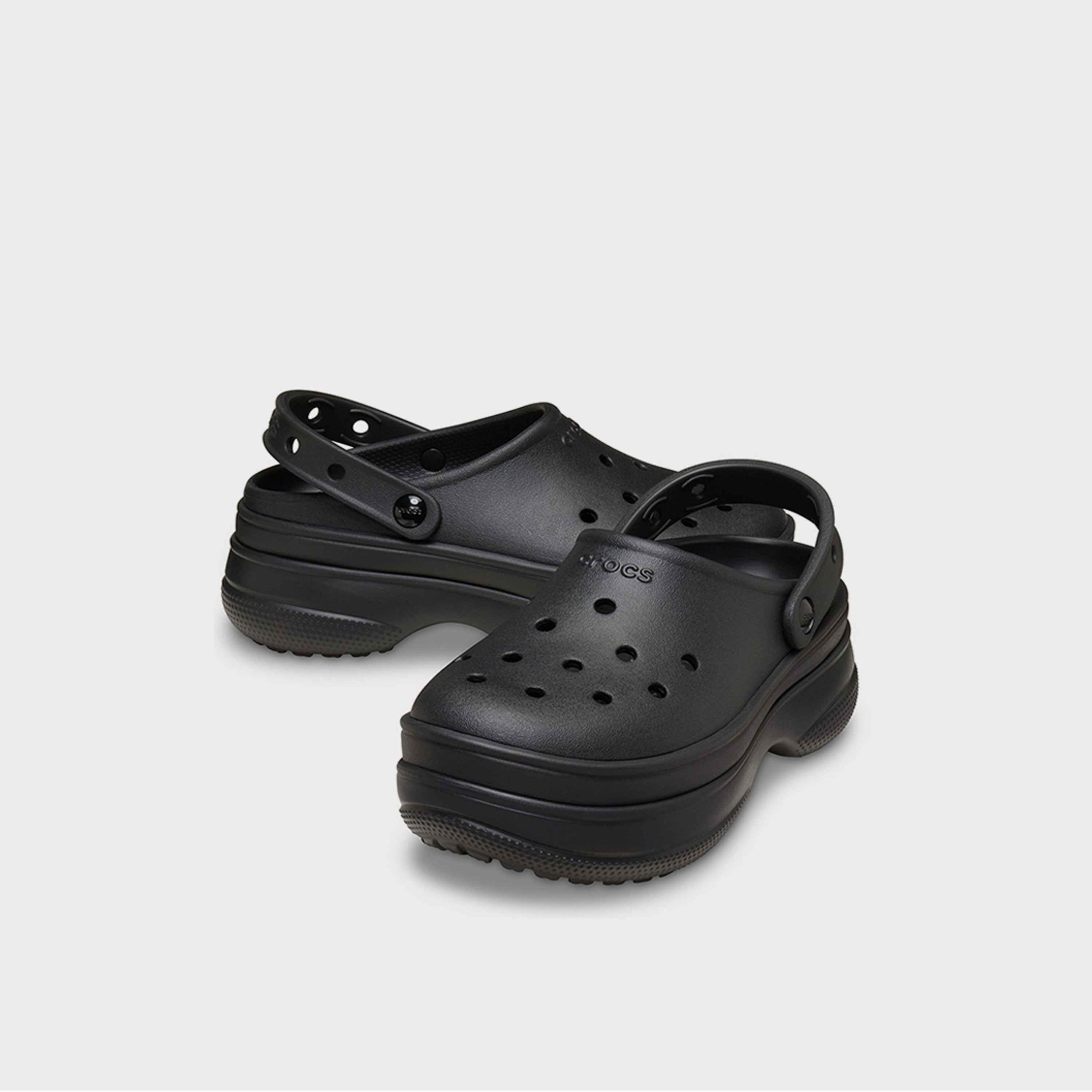 كروكس - حذاء رجالي كلاسيكي سهل الارتداء | 211355-060-men-shoes-flipflopsandslides-image-1