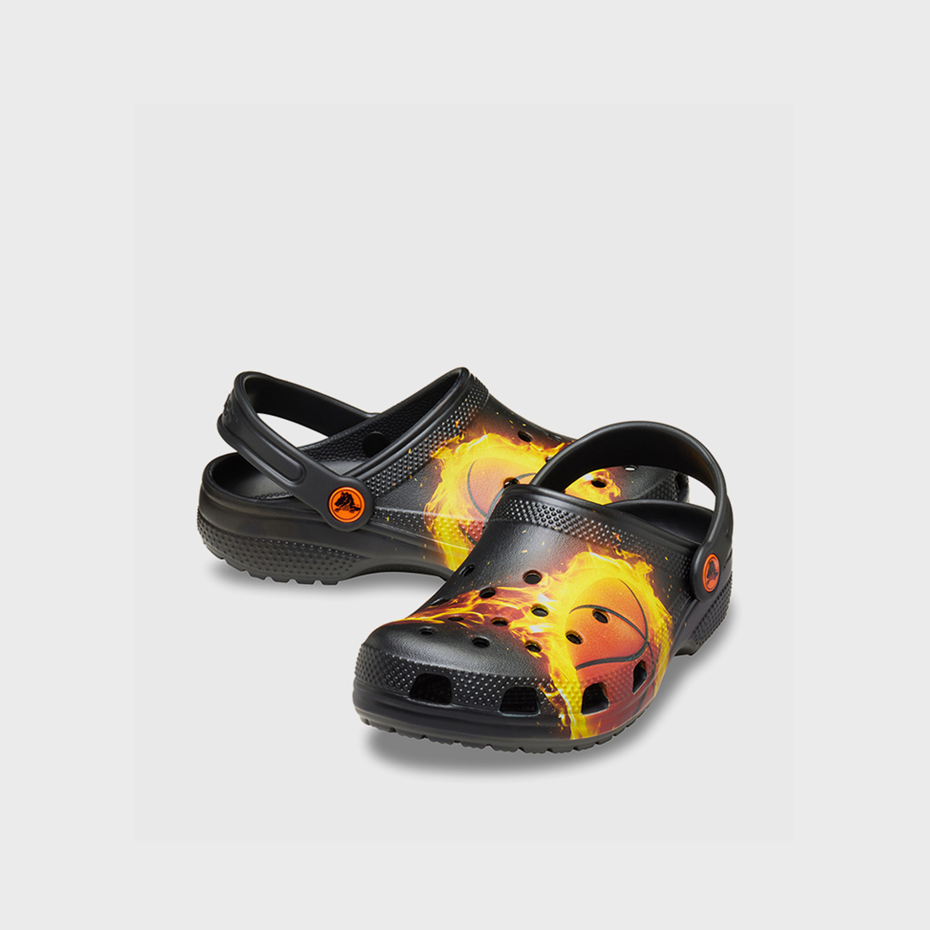 كروكس - حذاء رياضي كلاسيكي سهل الارتداء للأطفال بتصميم كرة سلة متوهجة | 211590-001-boys-shoes-flipflopsandslides-image-1