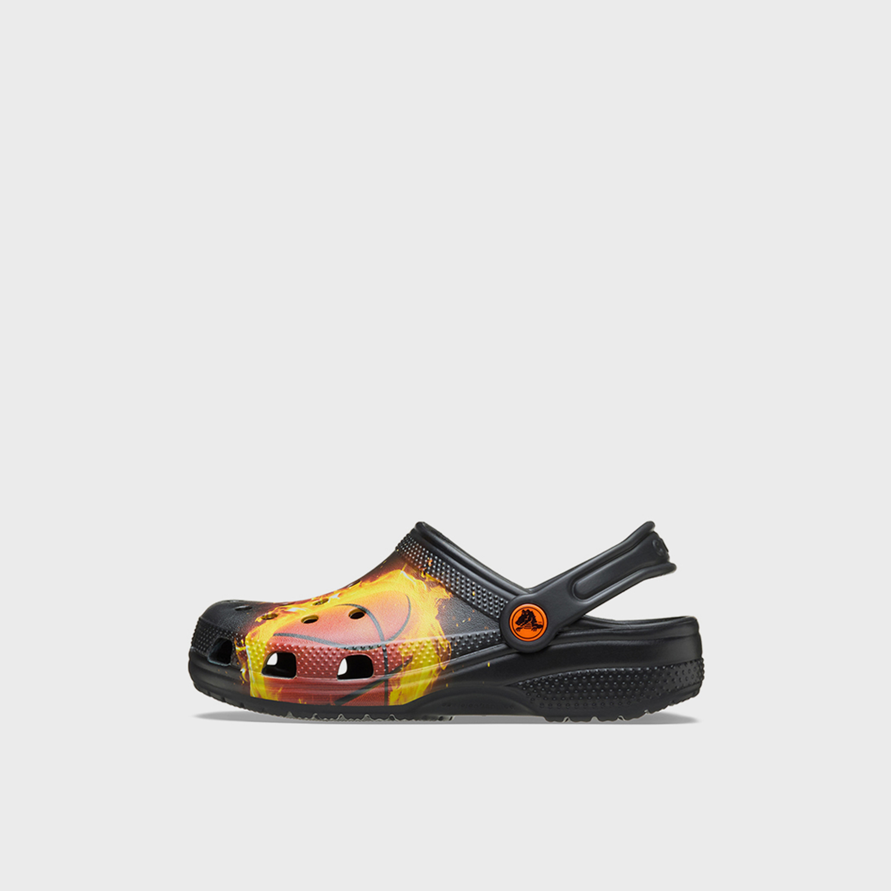 كروكس - حذاء رياضي كلاسيكي سهل الارتداء للأطفال بتصميم كرة سلة متوهجة | 211590-001-boys-shoes-flipflopsandslides-image-2