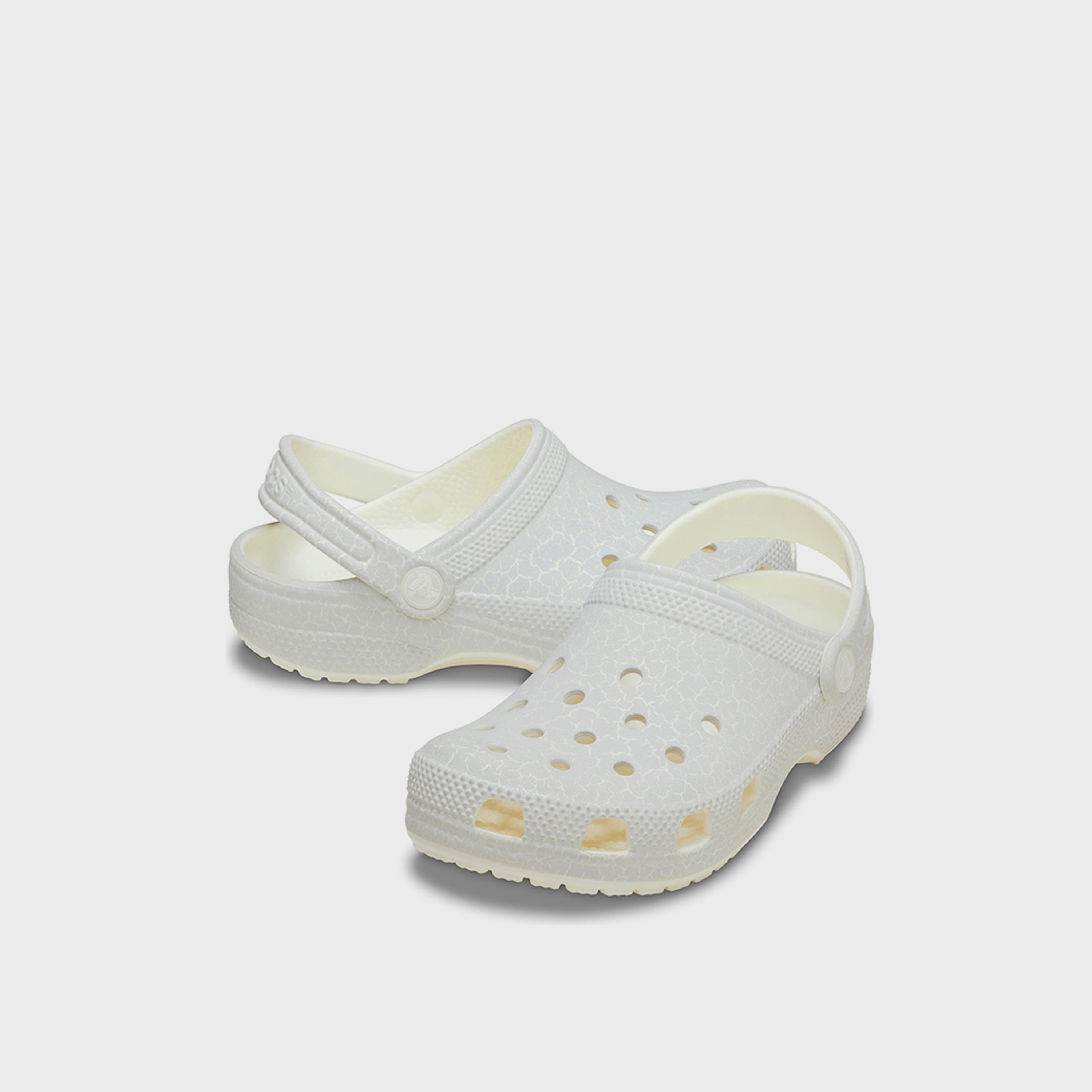 كروكس - حذاء كلوغ كلاسيكي لامع للبنات سهل الارتداء | 211600-3AX-girls-shoes-flipflopsandslides-image-1