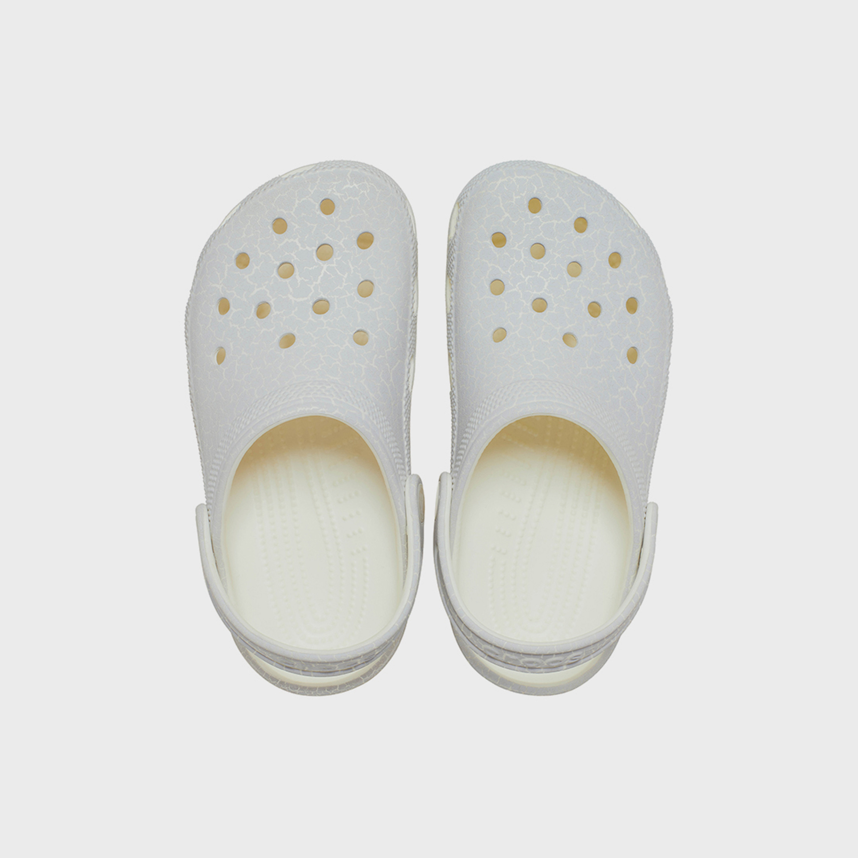 كروكس - حذاء كلوغ كلاسيكي لامع للبنات سهل الارتداء | 211600-3AX-girls-shoes-flipflopsandslides-image-4