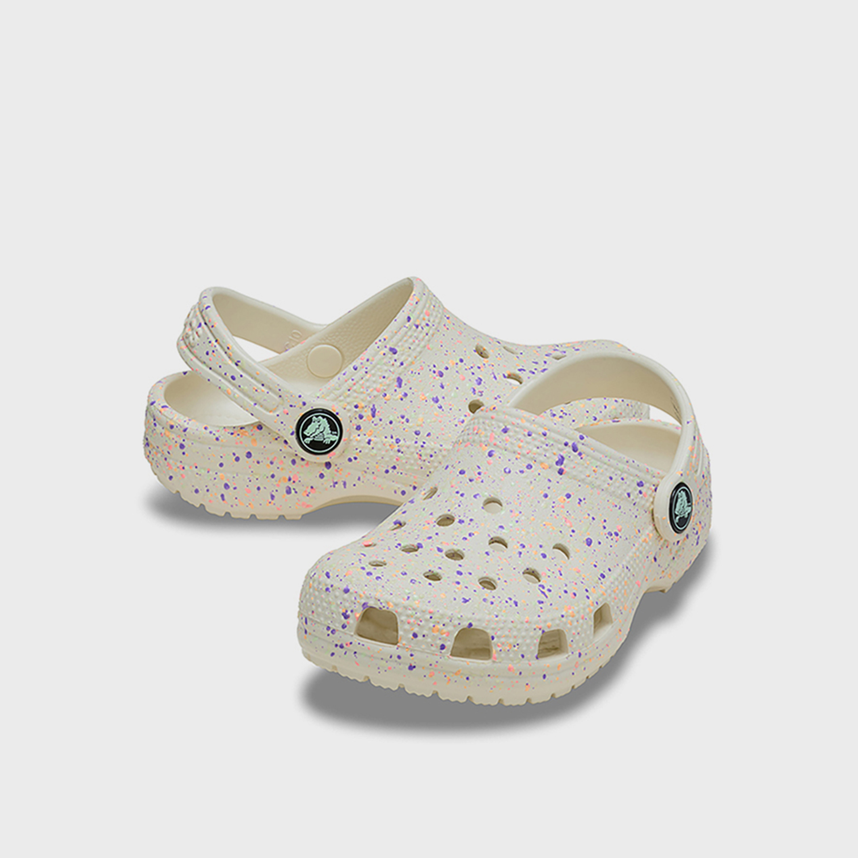 كروكس - حذاء أطفال كلاسيكي مزين ببقع طلاء متوهجة حزام خلفي | 212495-2MT-boys-shoes-flipflopsandslides-image-1