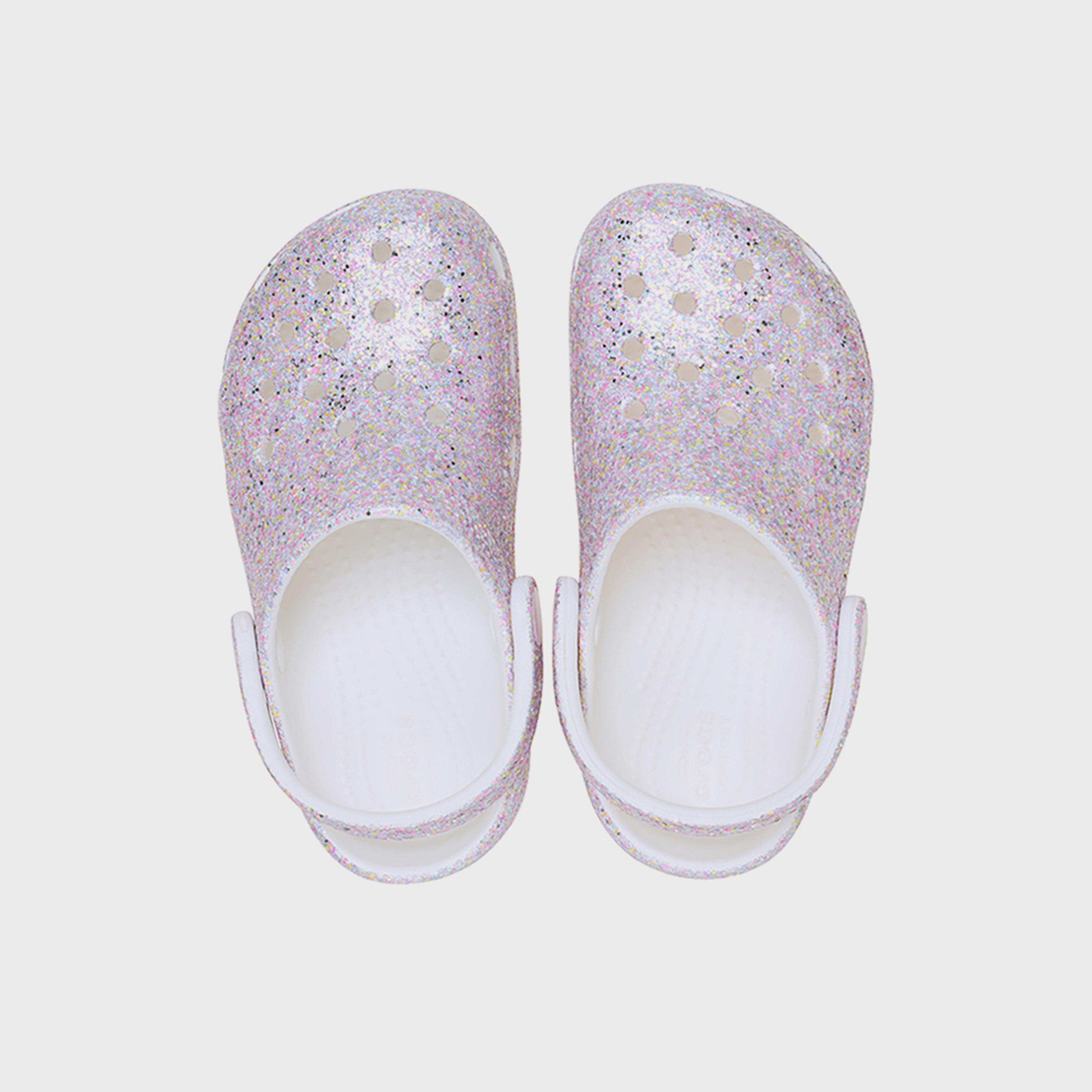 كروكس - حذاء لامعة كلاسيكي برباط خلفي للبنات | 212562-100-girls-shoes-flipflopsandslides-image-2