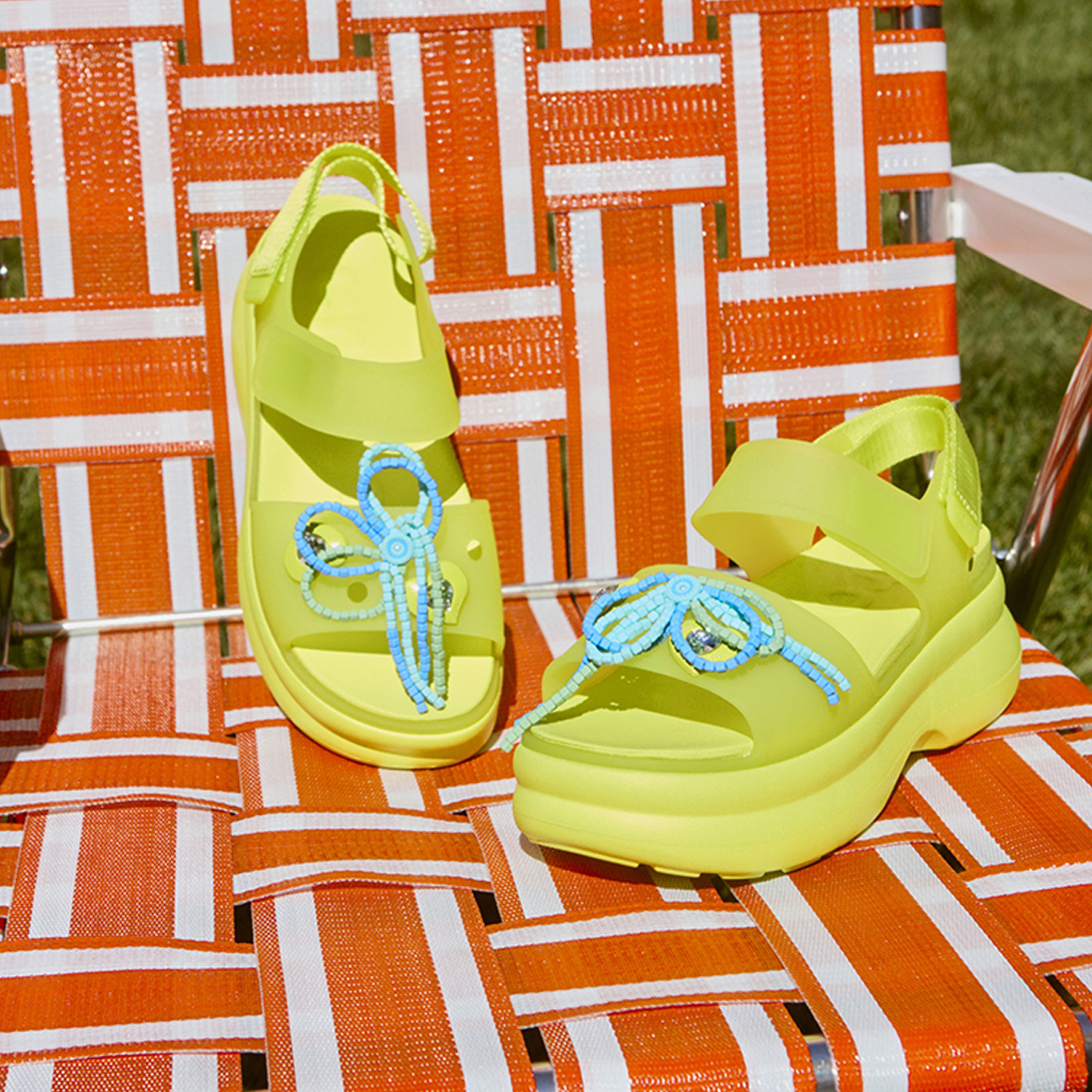 كروكس - صندل نسائي سوهو فلاتفورم بشريط لاصق | 212651-738-women-shoes-sandals-flats-image-2