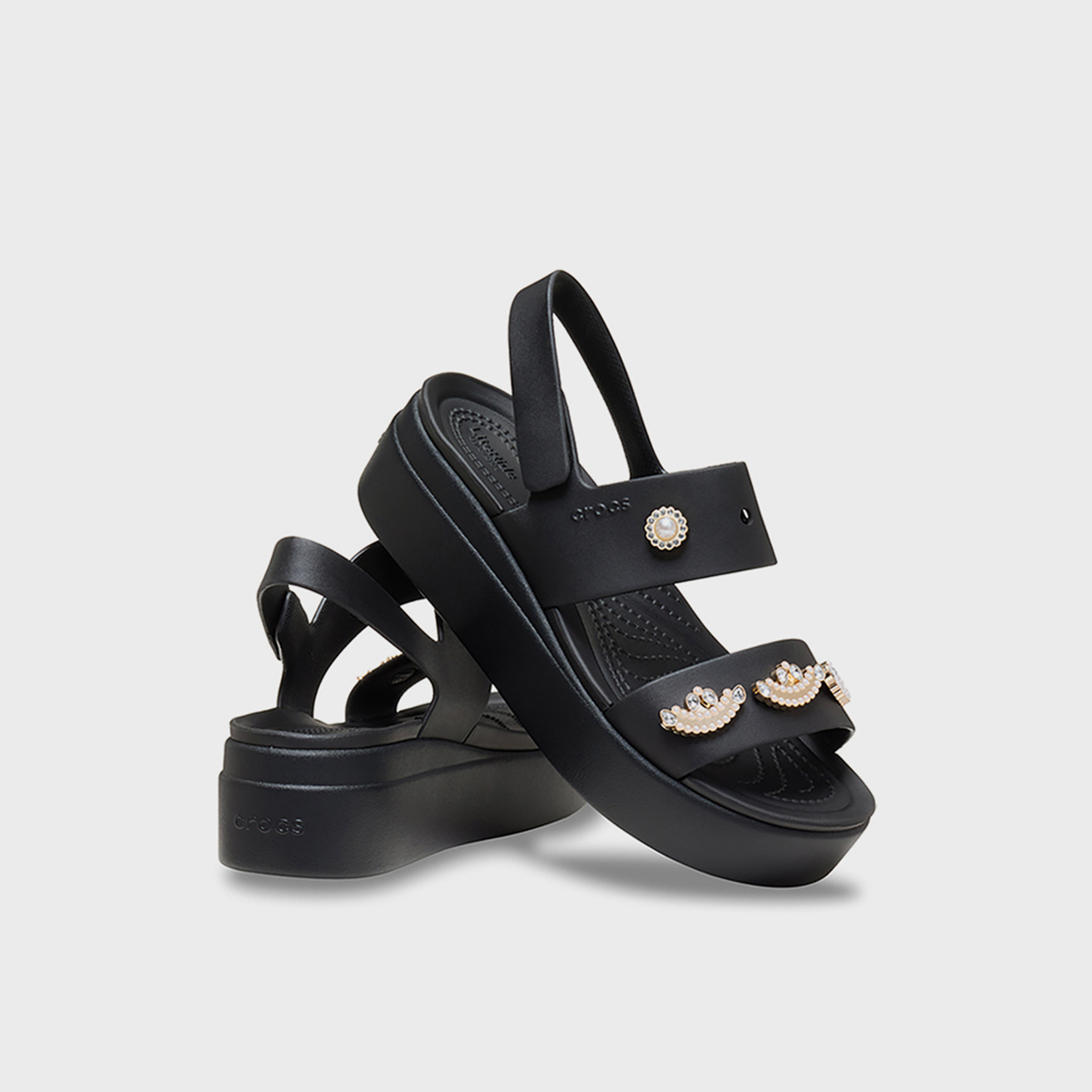 كروكس - صندل بروكلين 4يو للنساء حزام منصة بإبزيم لاصق | 212781-072-women-shoes-sandals-flats-image-1