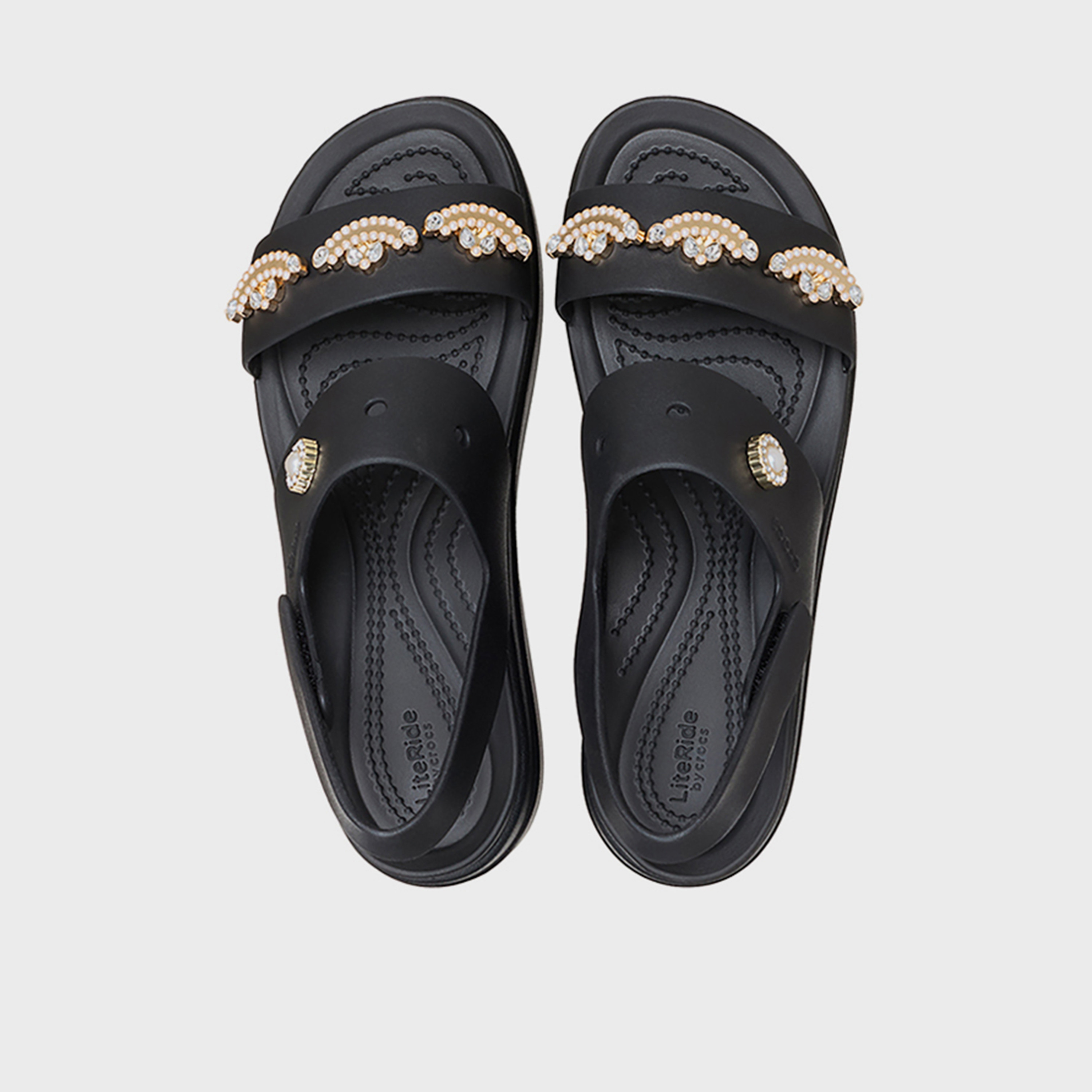 كروكس - صندل بروكلين 4يو للنساء حزام منصة بإبزيم لاصق | 212781-072-women-shoes-sandals-flats-image-2