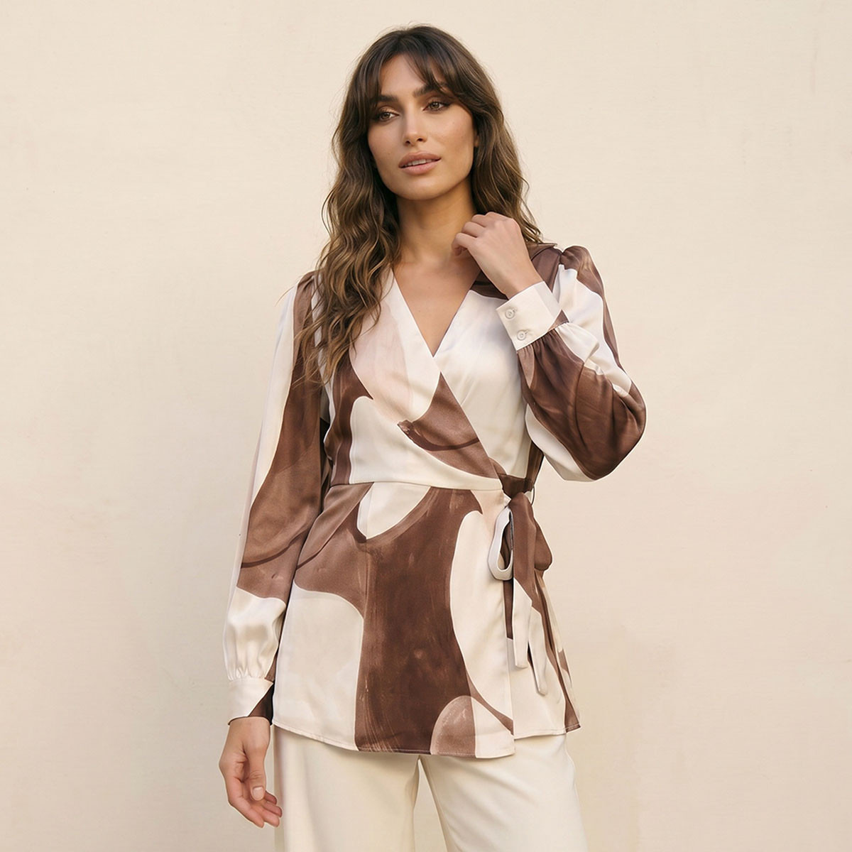 بلوزة لف أنيقة بطبعات عصرية وجذابة من سبلاش آيكونيك-women-clothing-shirtsandblouses-blouses-image-1
