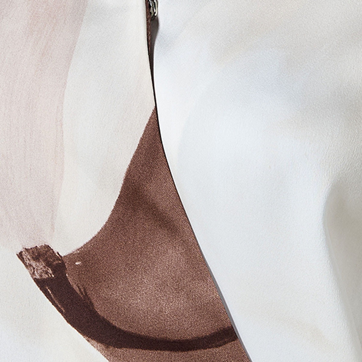 بلوزة لف أنيقة بطبعات عصرية وجذابة من سبلاش آيكونيك-women-clothing-shirtsandblouses-blouses-image-2