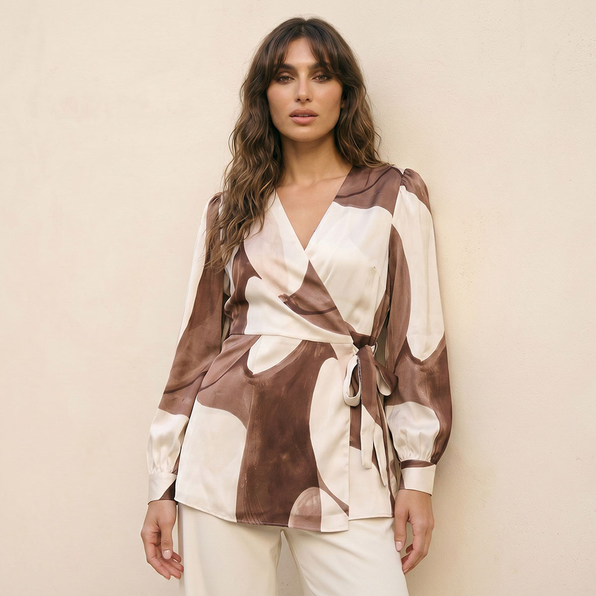 بلوزة لف أنيقة بطبعات عصرية وجذابة من سبلاش آيكونيك-women-clothing-shirtsandblouses-blouses-image-5