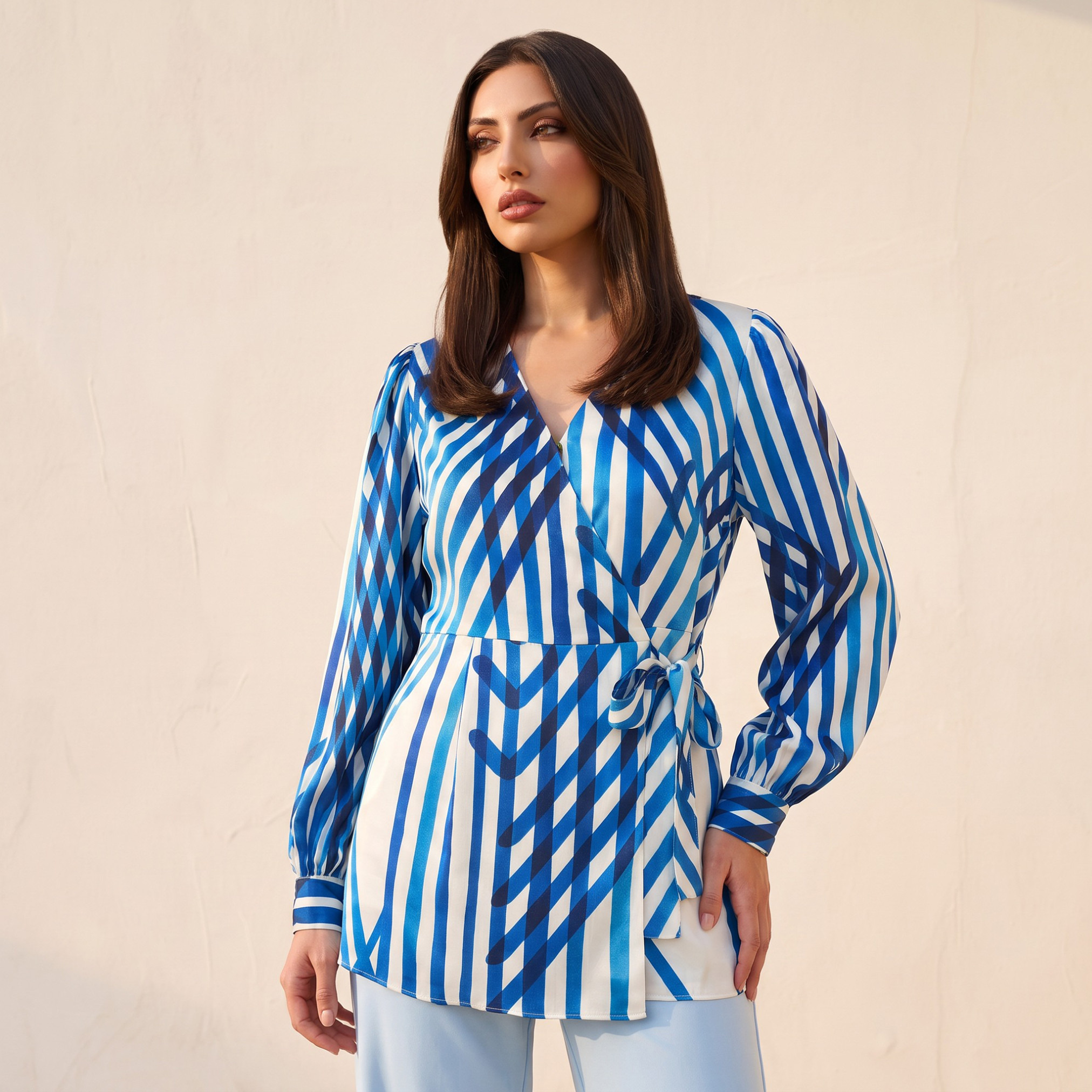بلوزة لف أنيقة بطبعات عصرية وجذابة من سبلاش آيكونيك-women-clothing-shirtsandblouses-blouses-image-1