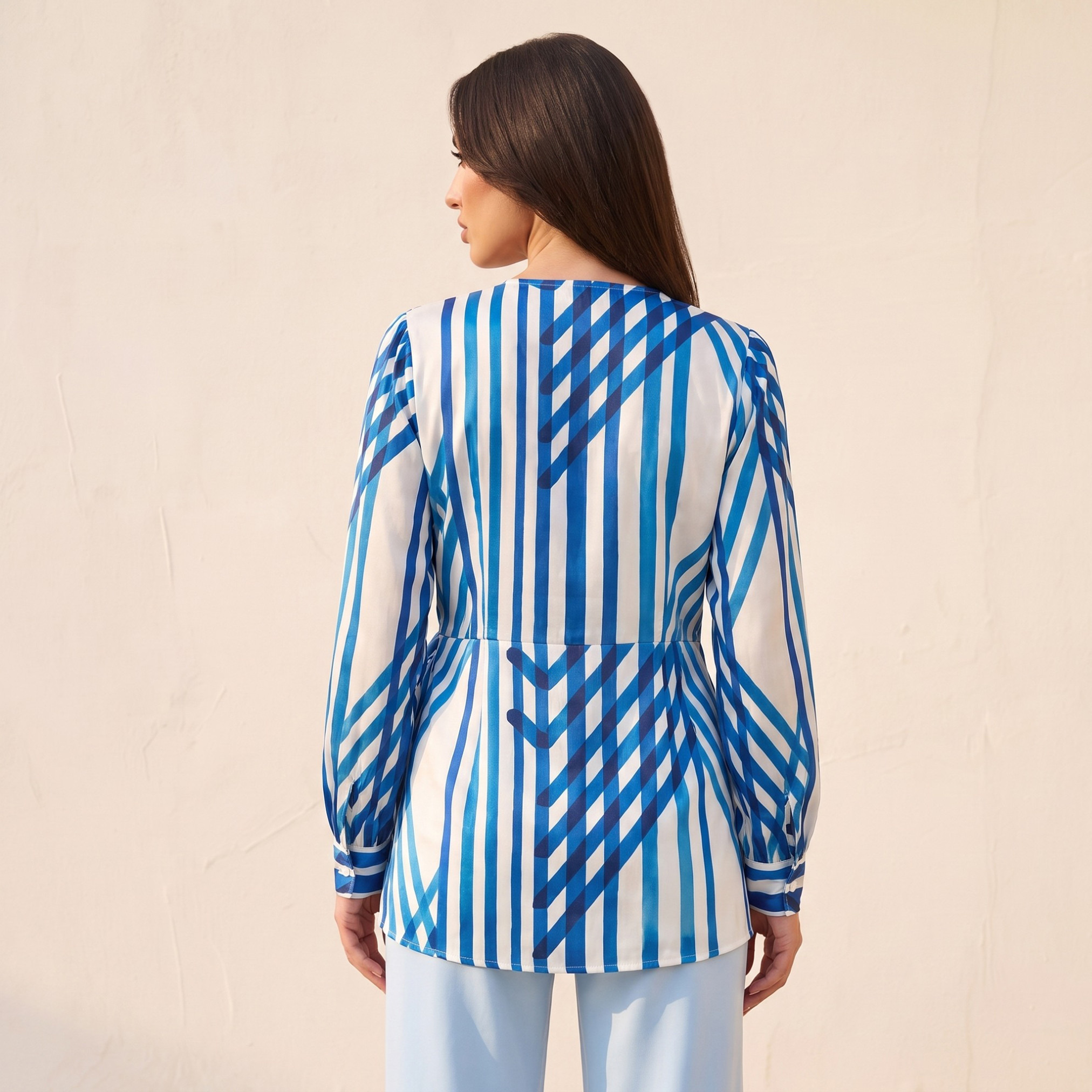بلوزة لف أنيقة بطبعات عصرية وجذابة من سبلاش آيكونيك-women-clothing-shirtsandblouses-blouses-image-4