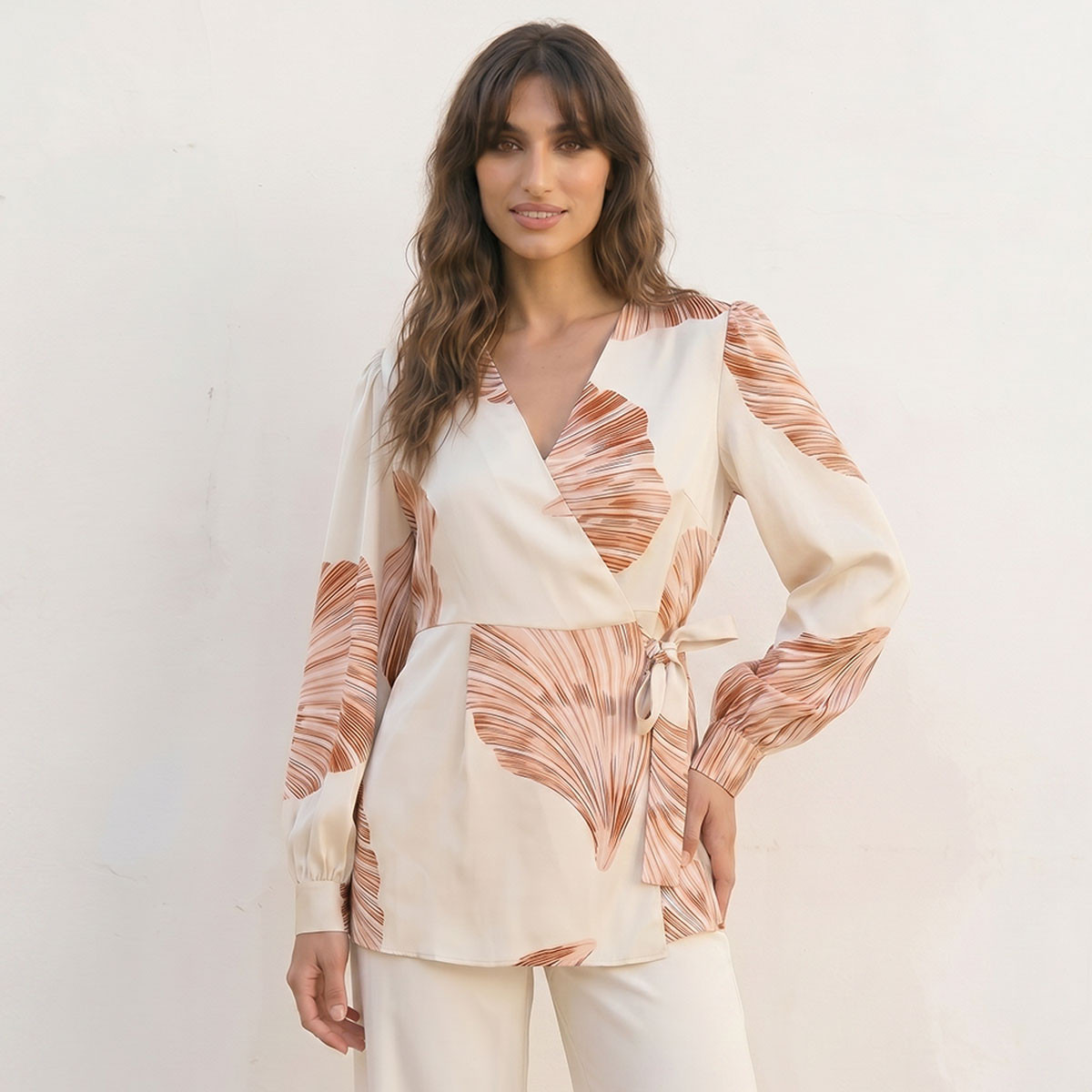 بلوزة لف أنيقة بطبعات عصرية وجذابة من سبلاش آيكونيك-women-clothing-shirtsandblouses-blouses-image-1