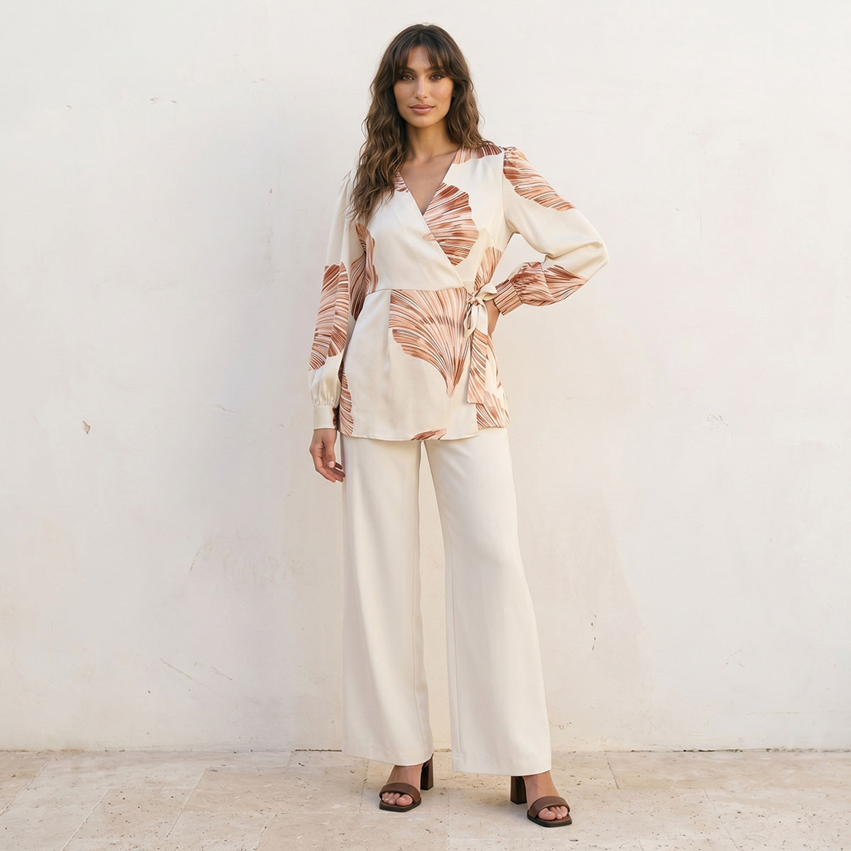بلوزة لف أنيقة بطبعات عصرية وجذابة من سبلاش آيكونيك-women-clothing-shirtsandblouses-blouses-image-3