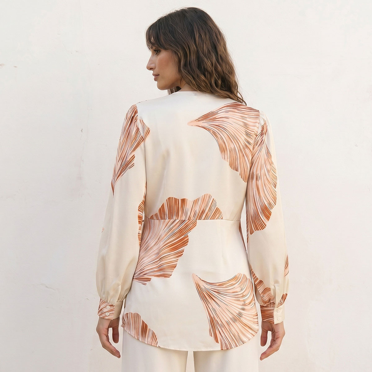 بلوزة لف أنيقة بطبعات عصرية وجذابة من سبلاش آيكونيك-women-clothing-shirtsandblouses-blouses-image-4