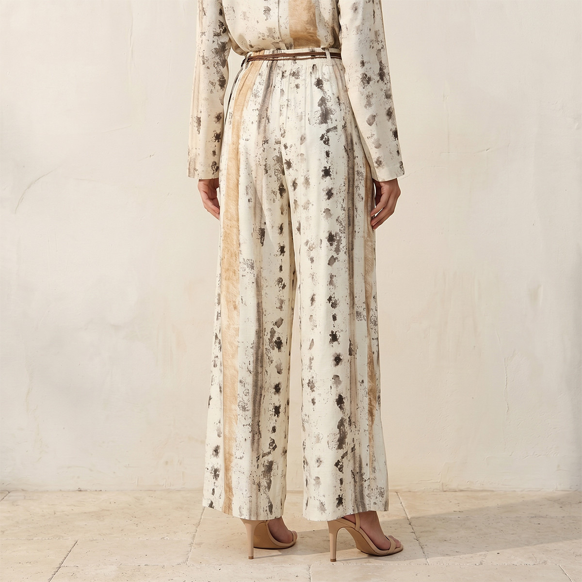 بنطلون واسع الساق بنقوش عصرية وحزام خصر من سبلاش آيكونيك-women-clothing-trousers-image-4