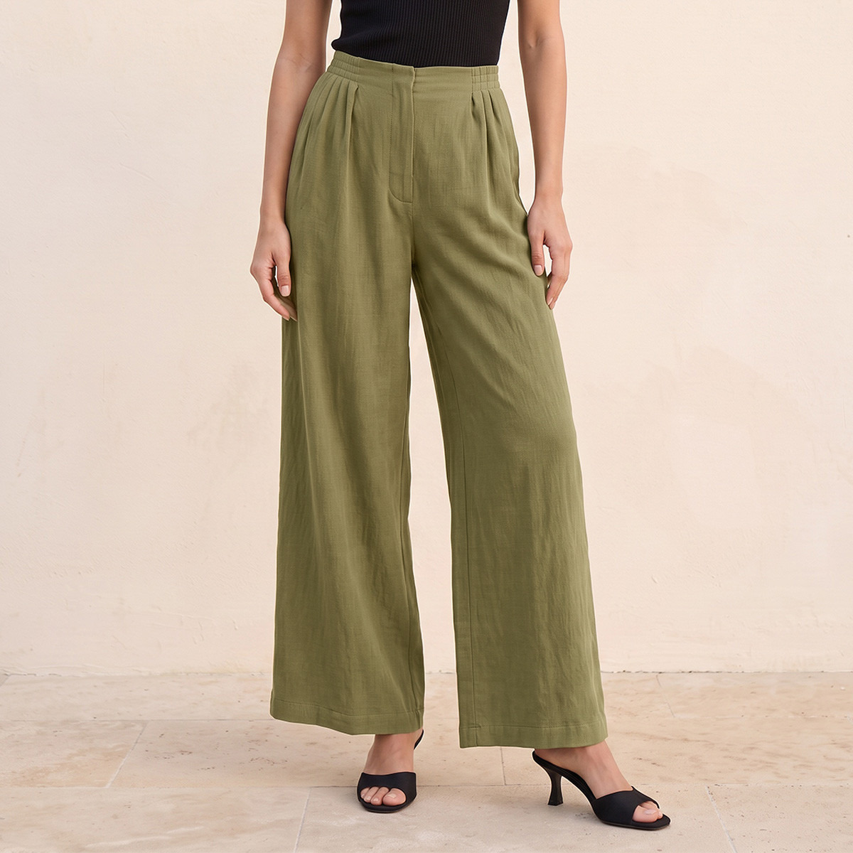 بنطلون بارز الملمس بقصّة مستقيمة وخصر مطاطي من سبلاش آيكونيك-women-clothing-trousers-image-1