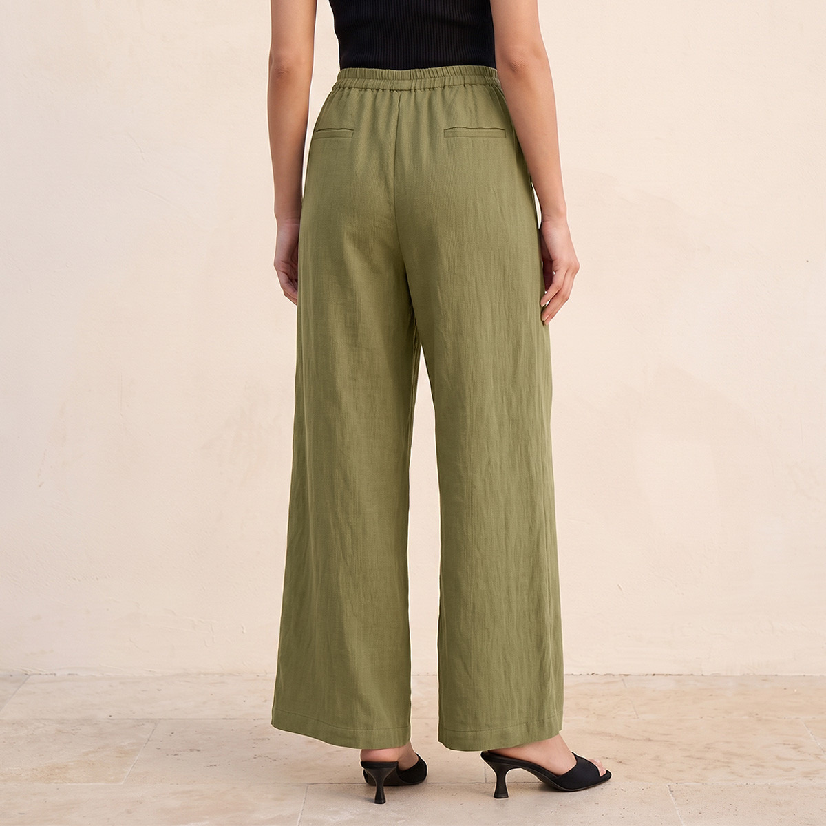 بنطلون بارز الملمس بقصّة مستقيمة وخصر مطاطي من سبلاش آيكونيك-women-clothing-trousers-image-3