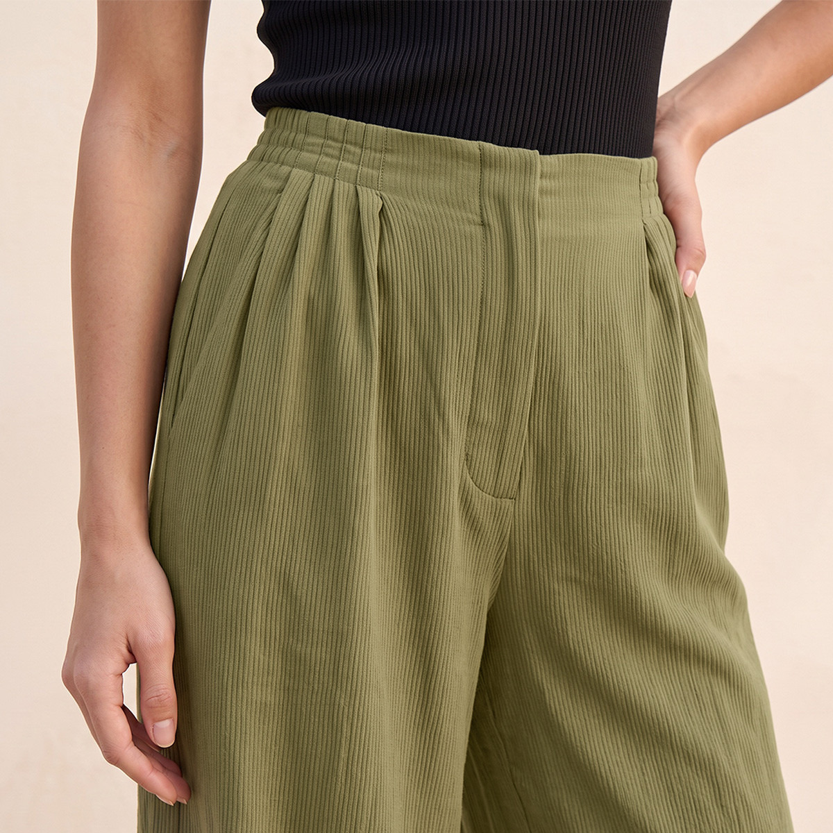 بنطلون بارز الملمس بقصّة مستقيمة وخصر مطاطي من سبلاش آيكونيك-women-clothing-trousers-image-5