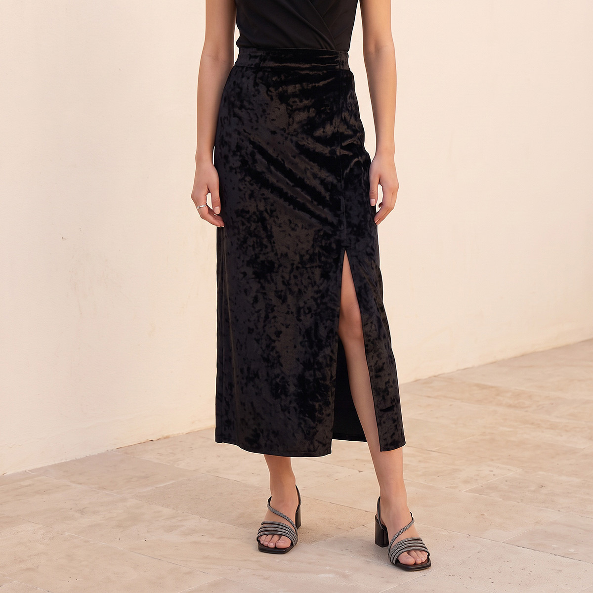 تنورة ميدي قطيفة بفتحة جانبية من سبلاش آيكونك-women-clothing-skirts-image-1