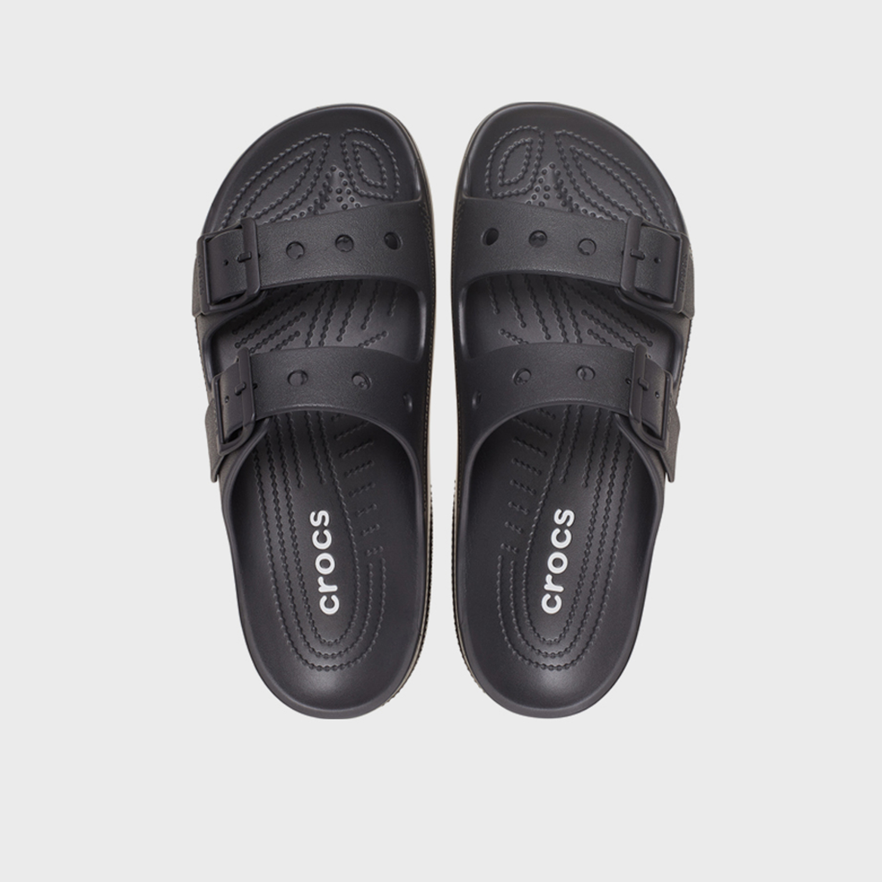كروكس - صندل ساترداي للنساء مسطح سهل الارتداء | 213586-001-women-shoes-sandals-flats-image-2