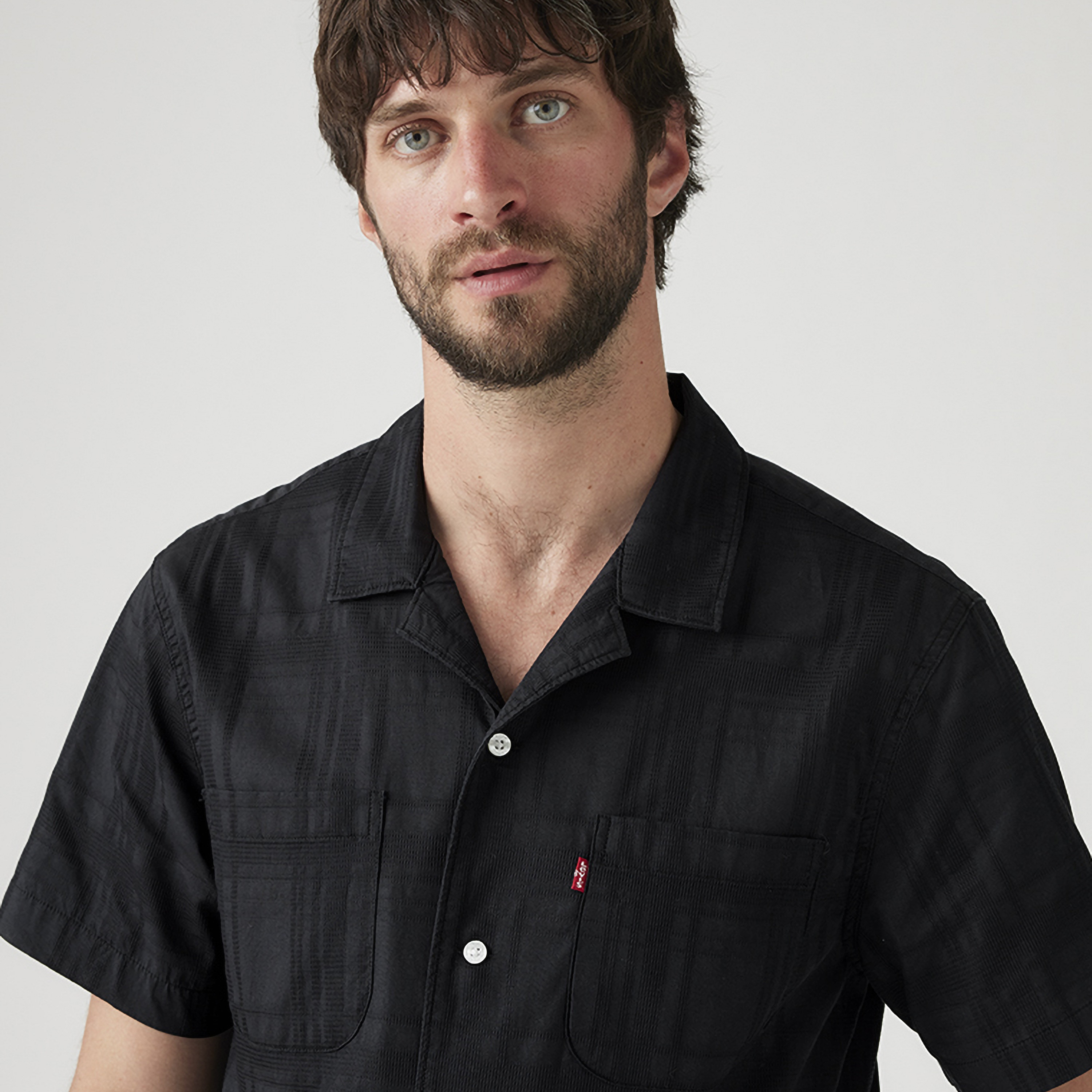 قميص كامبر رجالي بأكمام قصيرة وياقة كوبية سادة من ليفايس-men-clothing-shirts-image-3