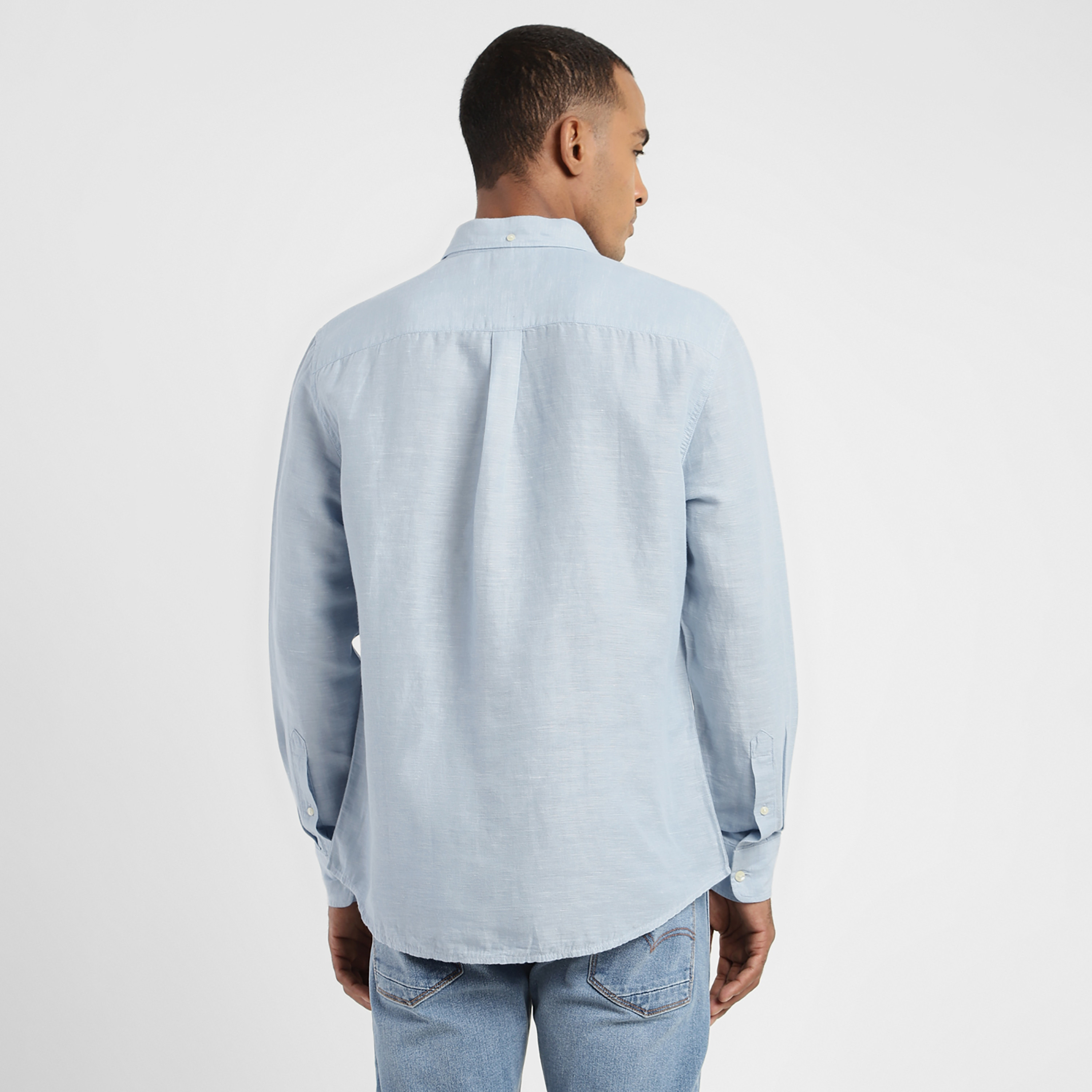 قميص كاجوال بأكمام طويلة ذو ياقة سادة من ليفايز-men-clothing-shirts-image-4