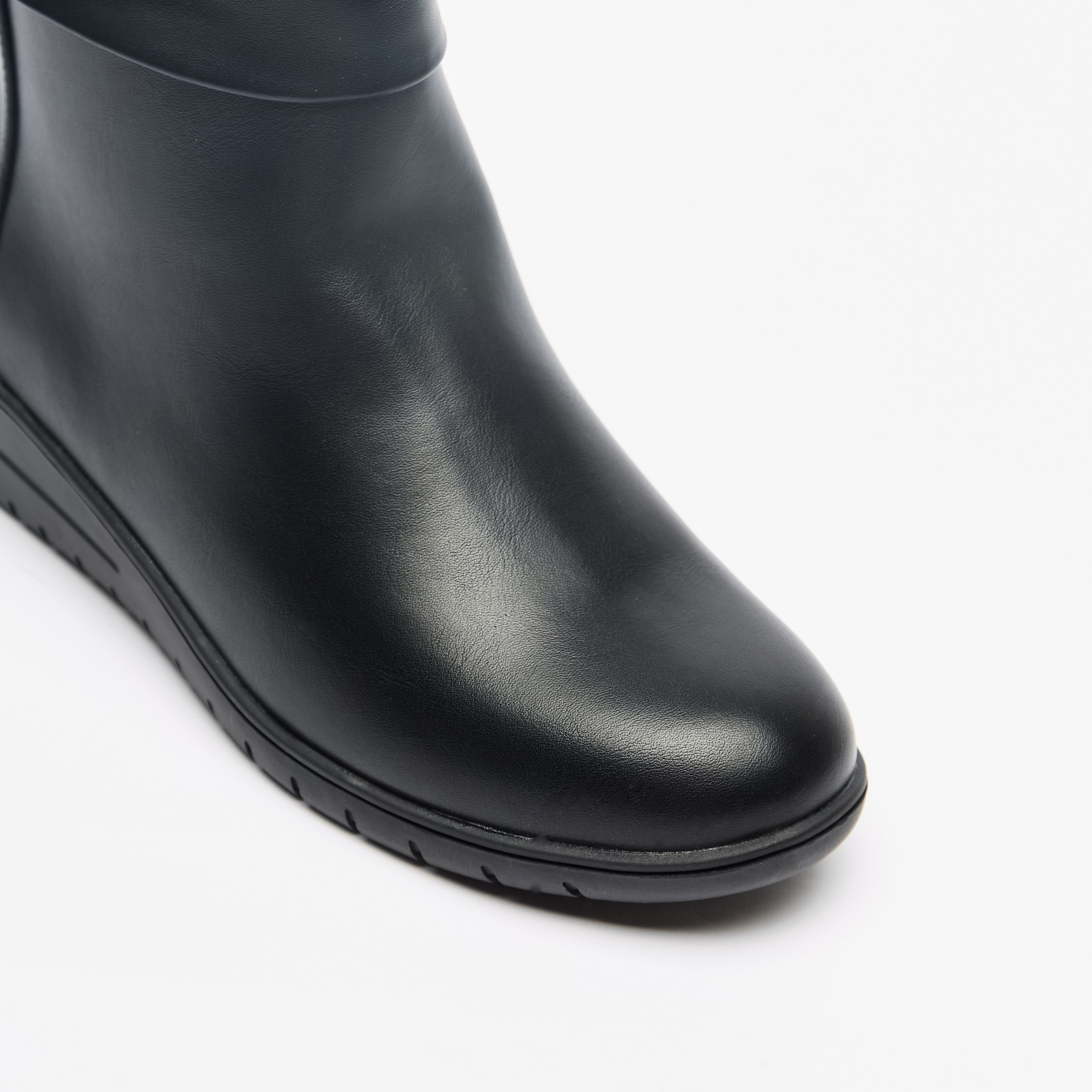 بوت سادة بطول الكاحل وسحاب إغلاق من لو كونفورت-women-shoes-boots-image-5