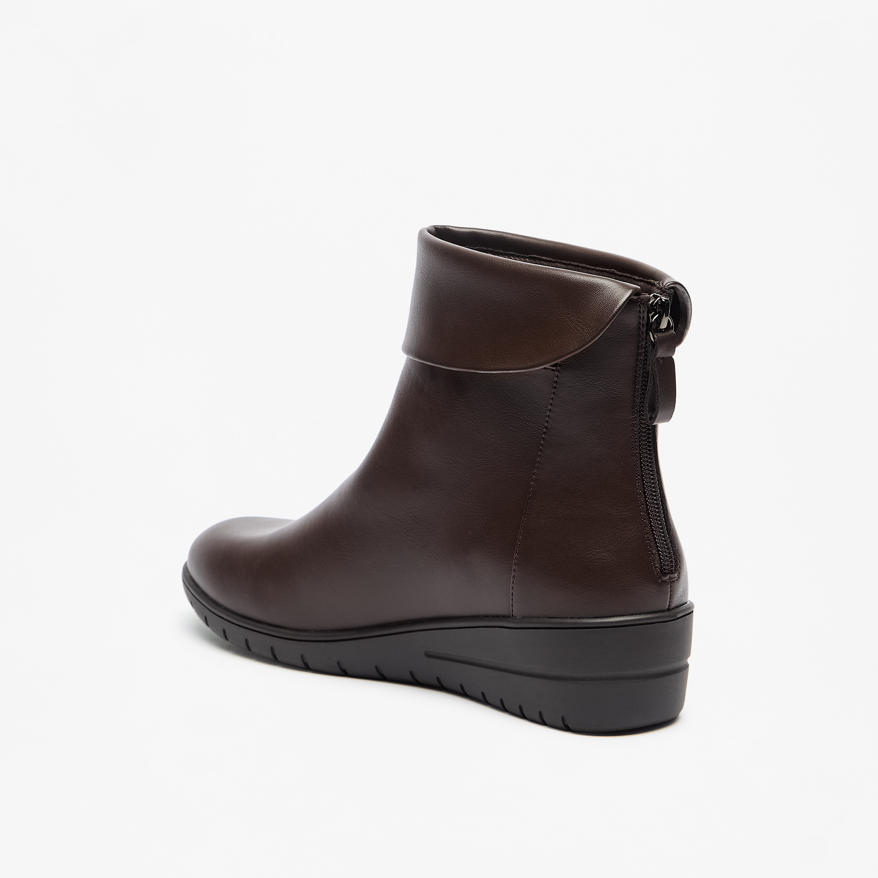 بوت سادة بطول الكاحل وسحاب إغلاق من لو كونفورت-women-shoes-boots-image-3