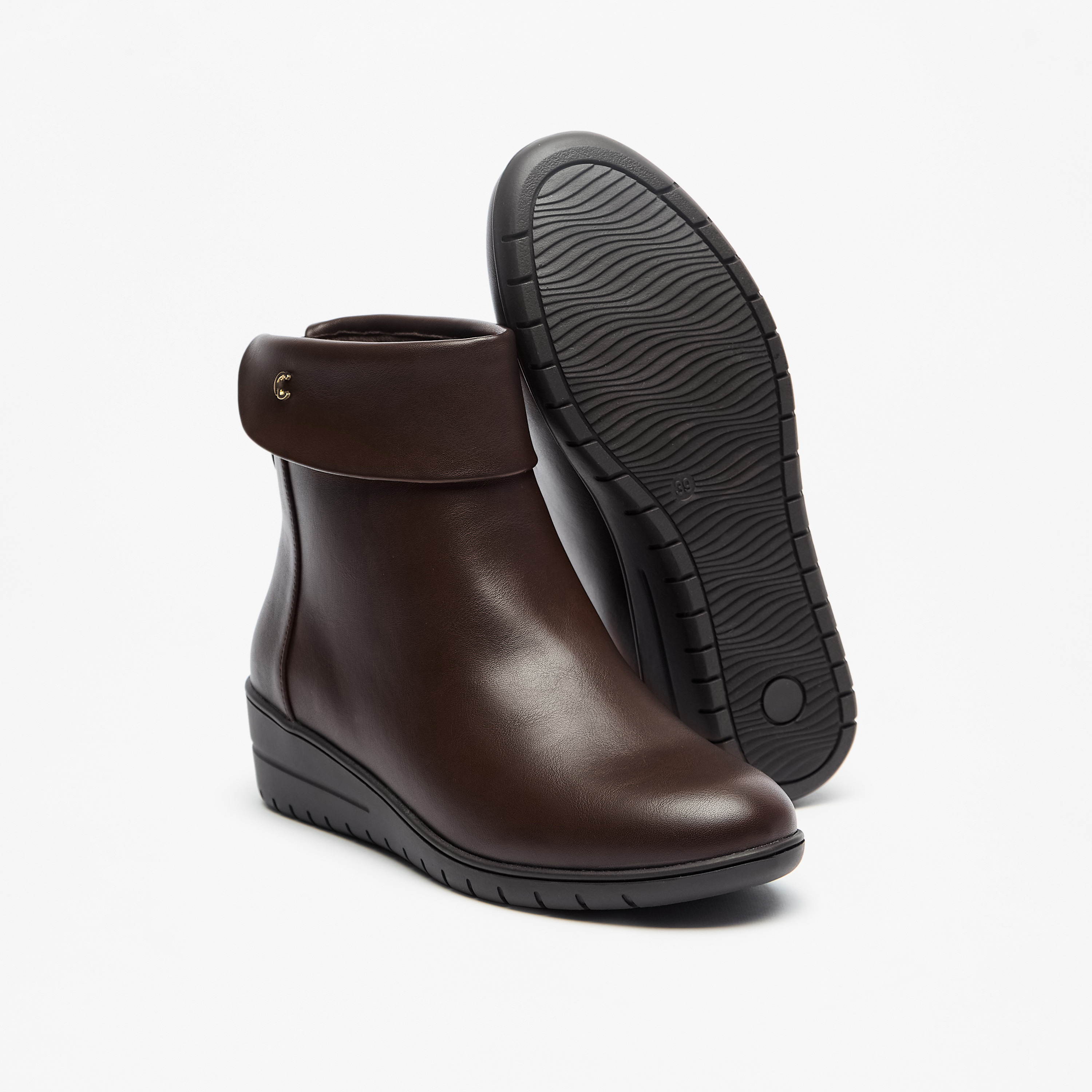 بوت سادة بطول الكاحل وسحاب إغلاق من لو كونفورت-women-shoes-boots-image-4
