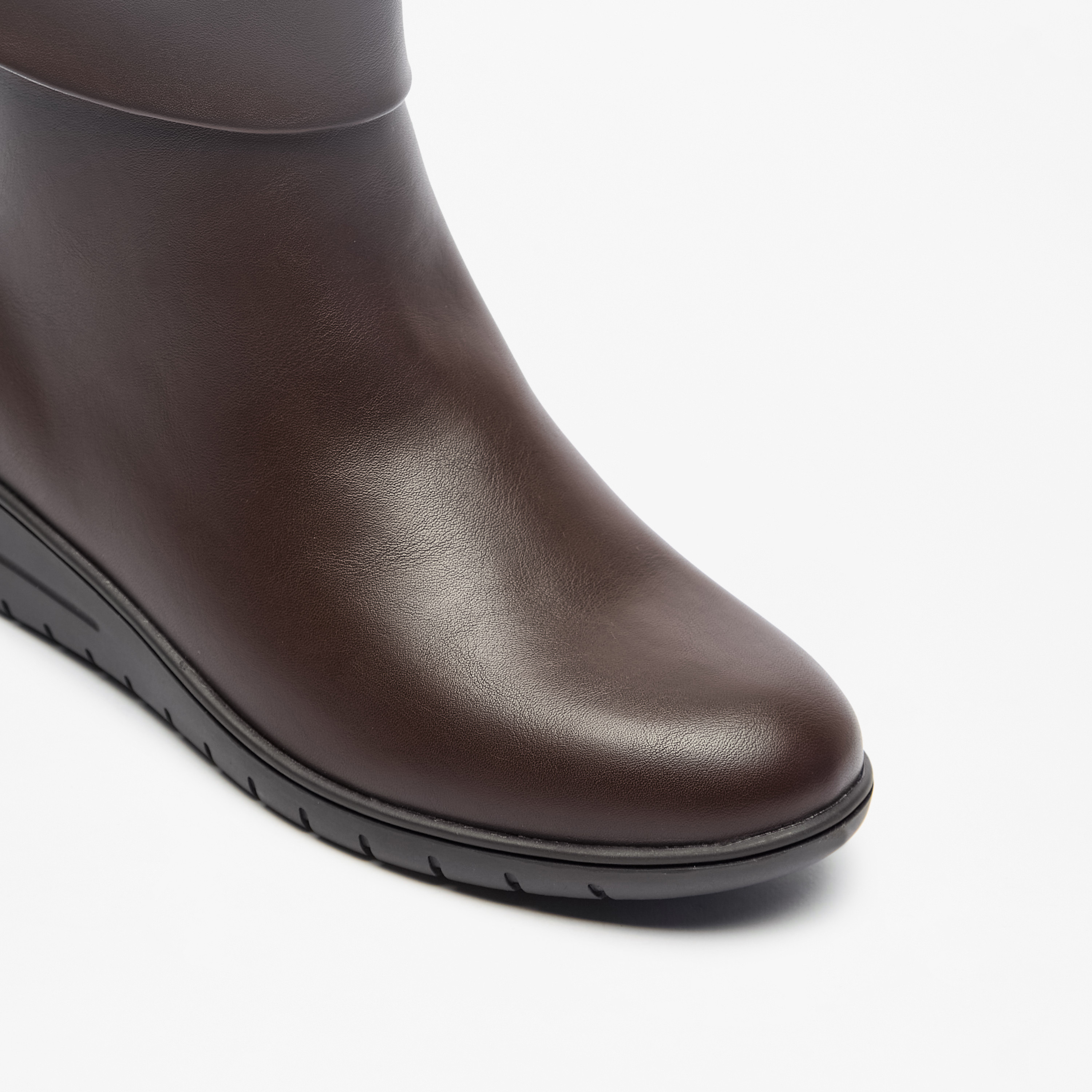 بوت سادة بطول الكاحل وسحاب إغلاق من لو كونفورت-women-shoes-boots-image-5