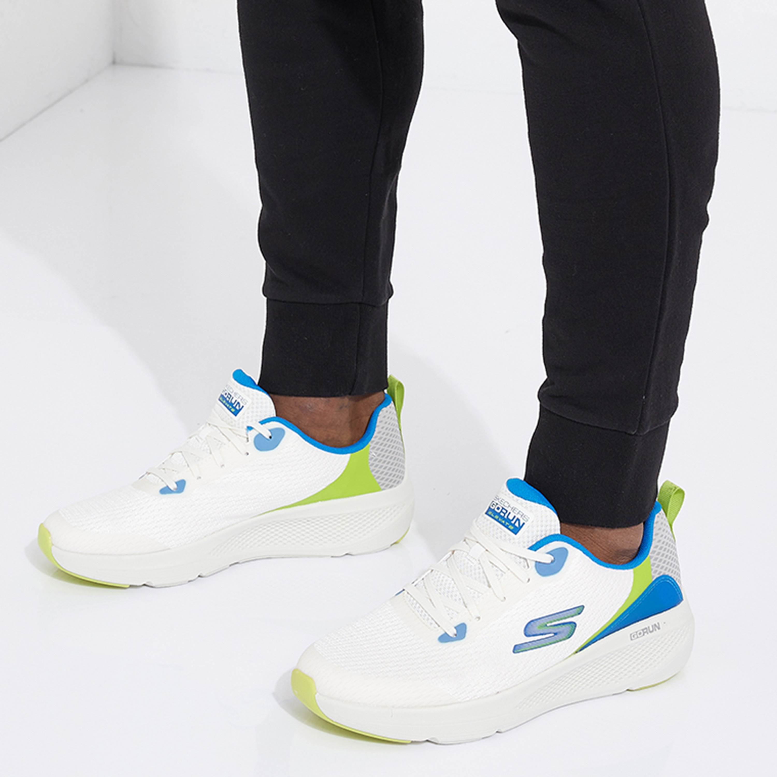 حذاء غوغا مات بتبريد الهواء من سكيتشرز جو رن إيليفيت للرجال 220189-sports-men-shoes-image-25