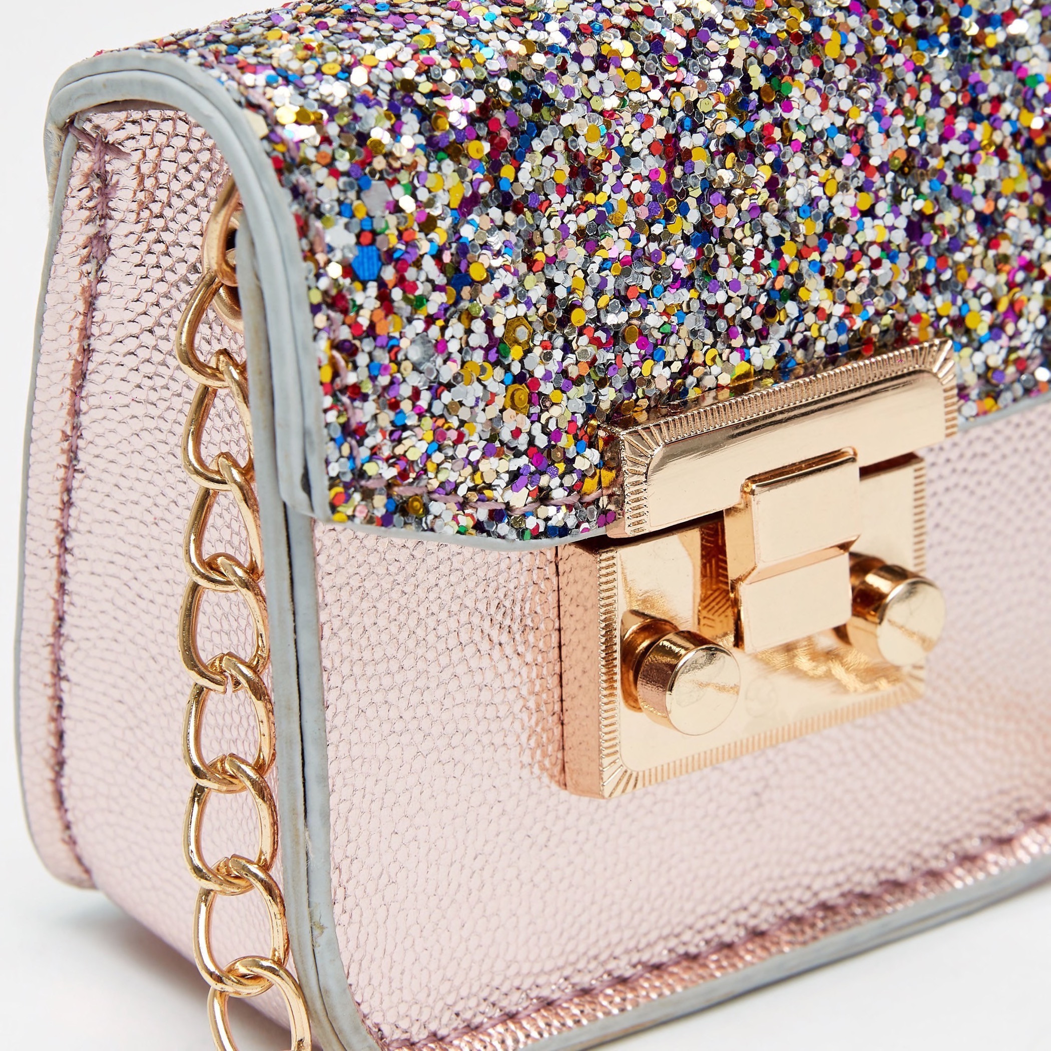 شنطة كروس بودي مزينة بحزام سلسلة وزر إغلاق كباس-girls-accessories-bags-image-4