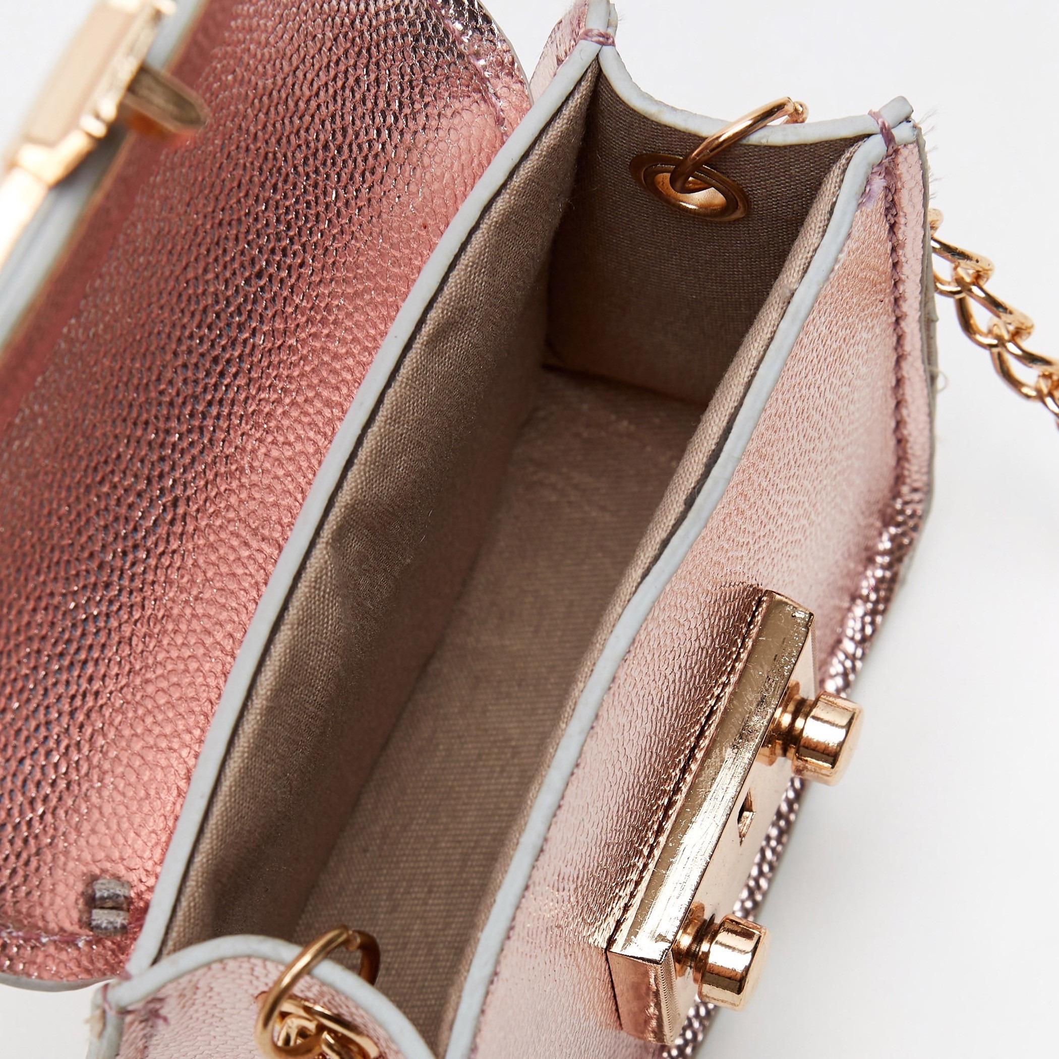 شنطة كروس بودي مزينة بحزام سلسلة وزر إغلاق كباس-girls-accessories-bags-image-5