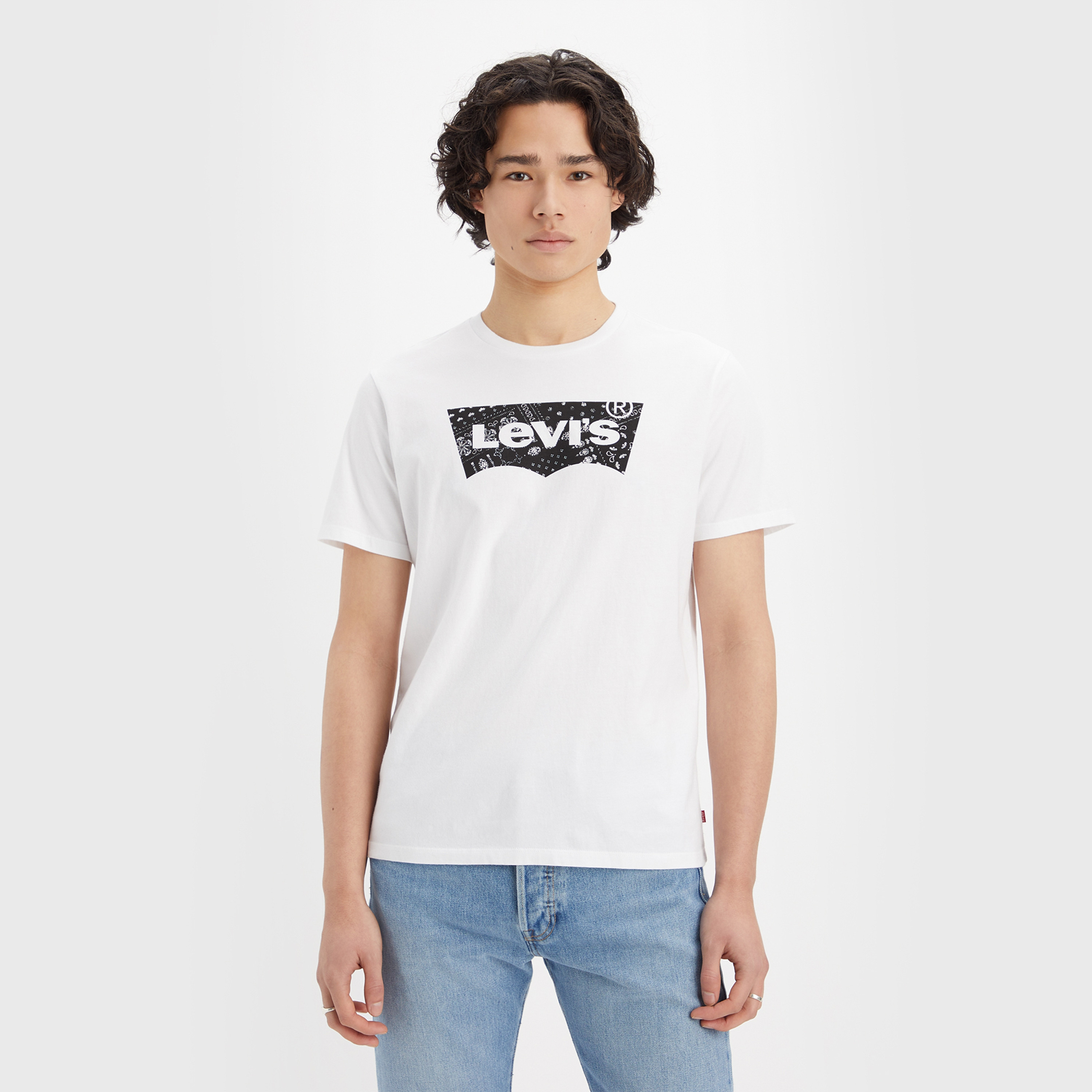 تيشيرت ليفايز بأكمام قصيرة وياقة دائرية مع شعار-men-clothing-tshirtsandpolos-tshirts-image-1