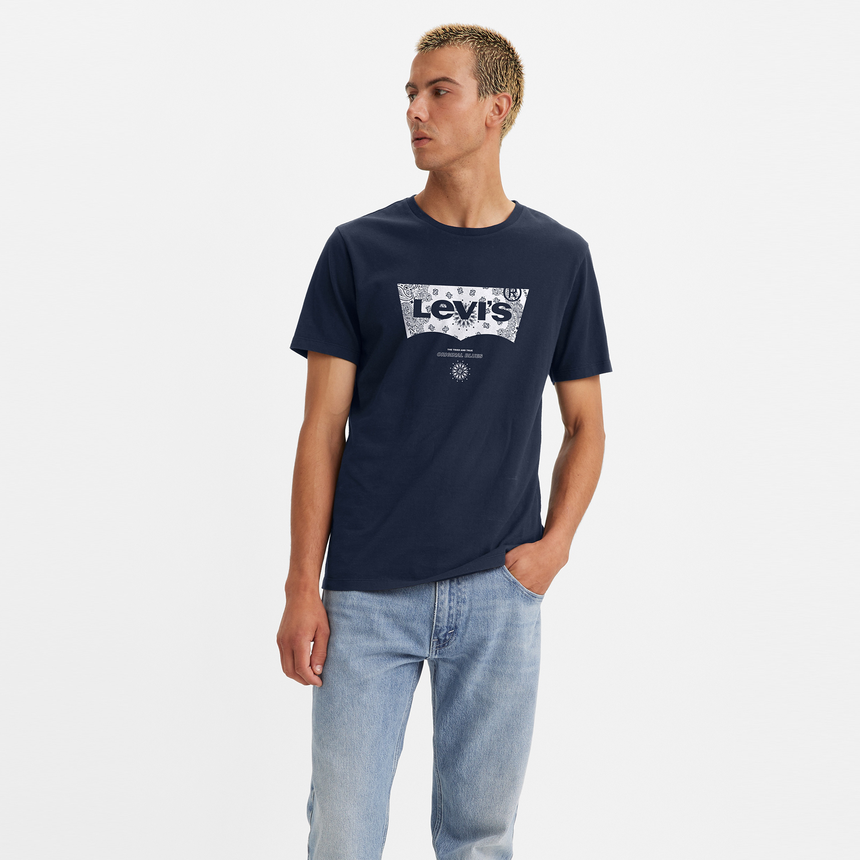 تيشيرت ليفايز بأكمام قصيرة وياقة دائرية مع شعار-men-clothing-tshirtsandpolos-tshirts-image-1