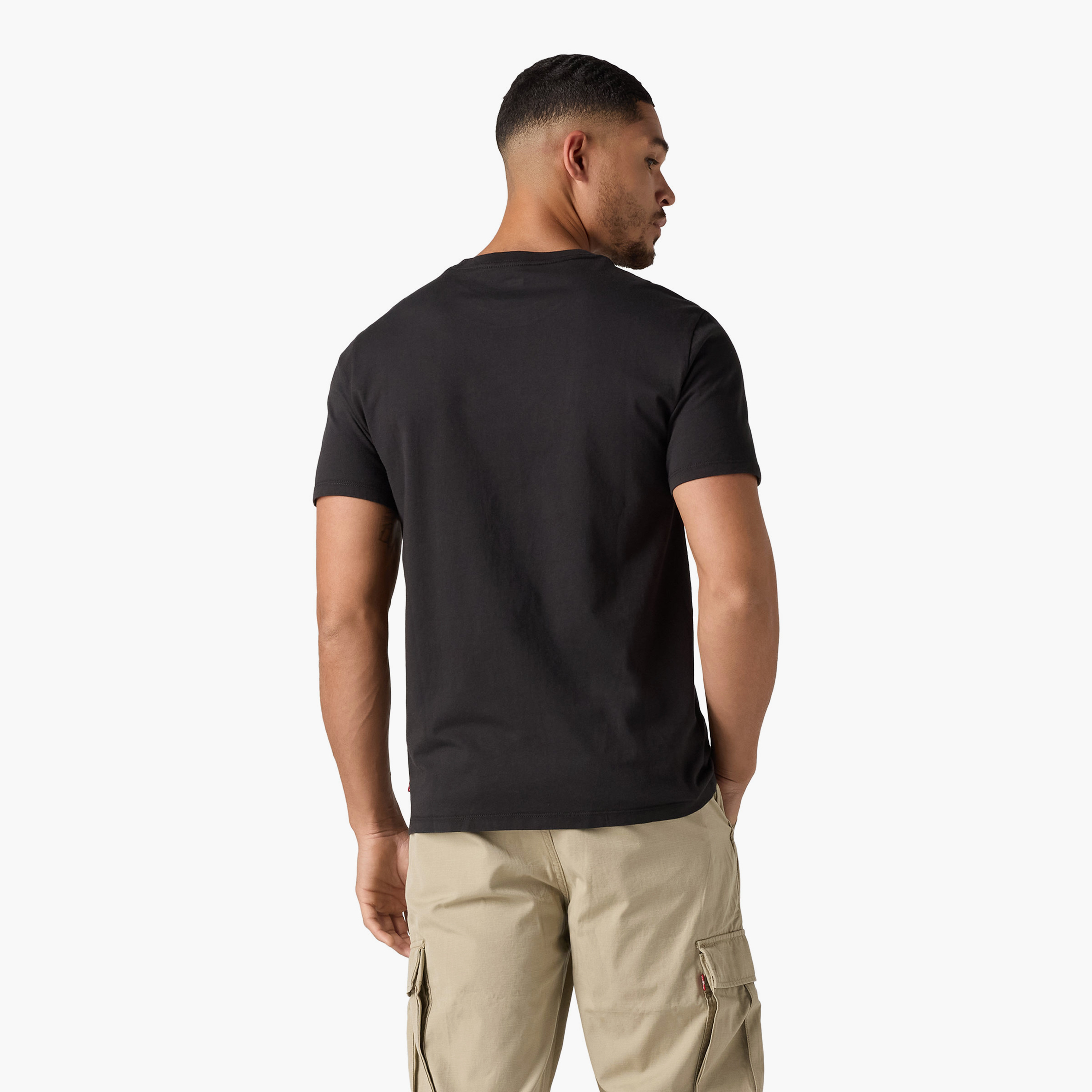 تي شيرت رجالي بأكمام قصيرة وياقة دائرية وشعار من ليفايس-men-clothing-tshirtsandpolos-tshirts-image-2